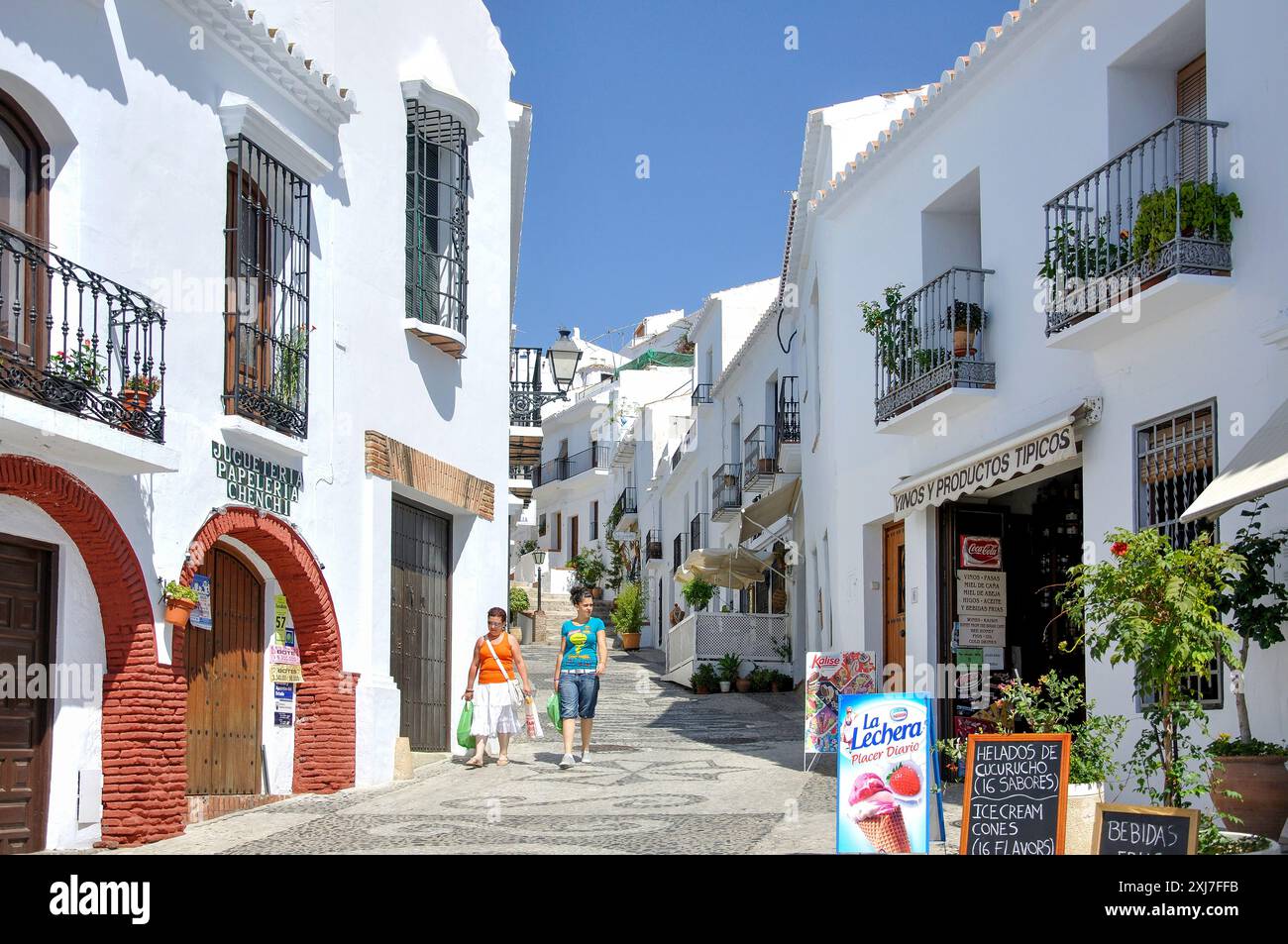 Scène de rue, Nerja, Costa del Sol, la province de Malaga, Andalousie, Espagne Banque D'Images