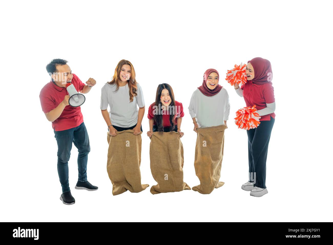 Un groupe de personnes jouent à un jeu de sack race. La scène est légère et amusante. Concept de jour de l'indépendance indonésienne Banque D'Images