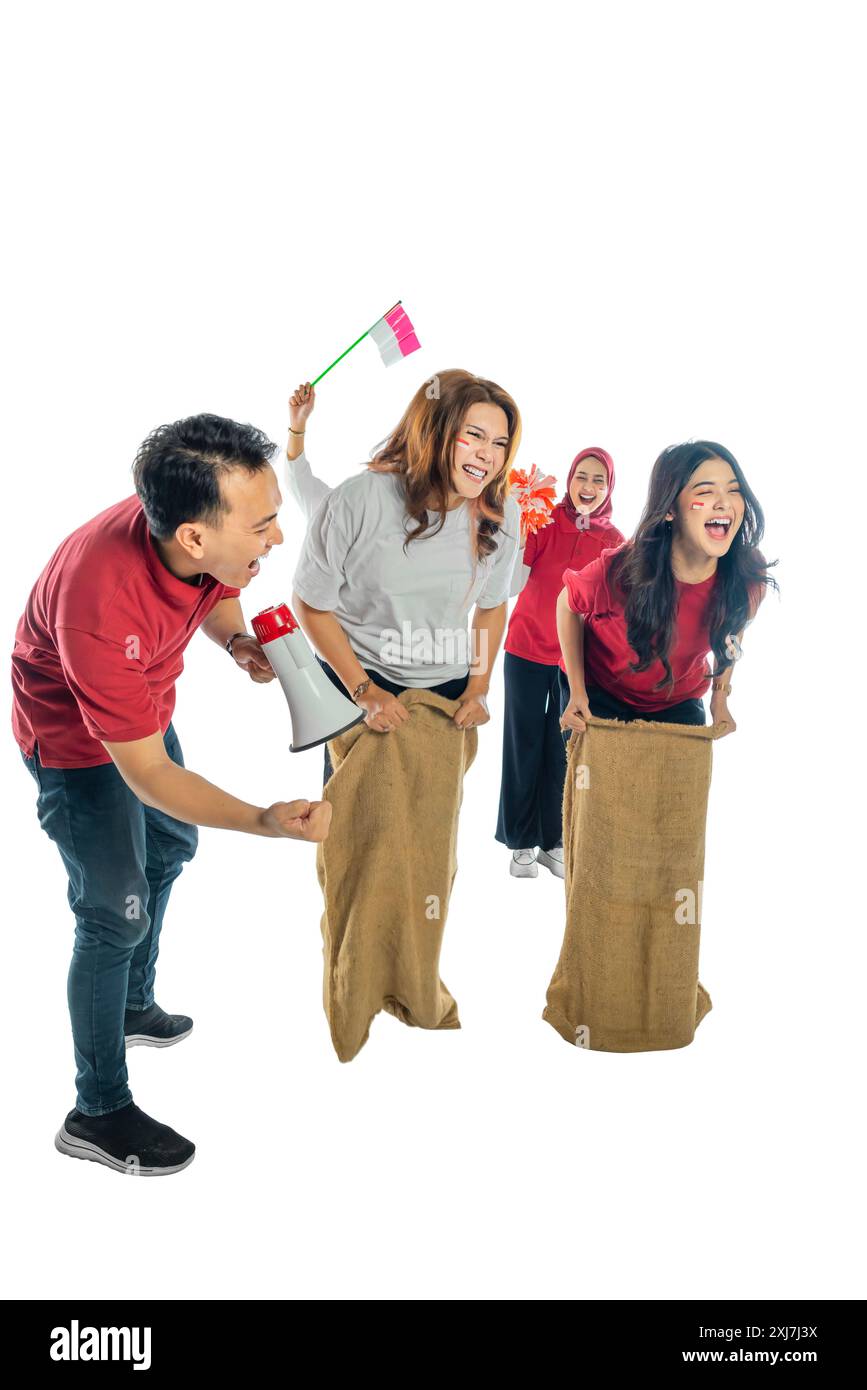 Un groupe de personnes jouent à un jeu de sack race. La scène est légère et amusante. Concept de jour de l'indépendance indonésienne Banque D'Images