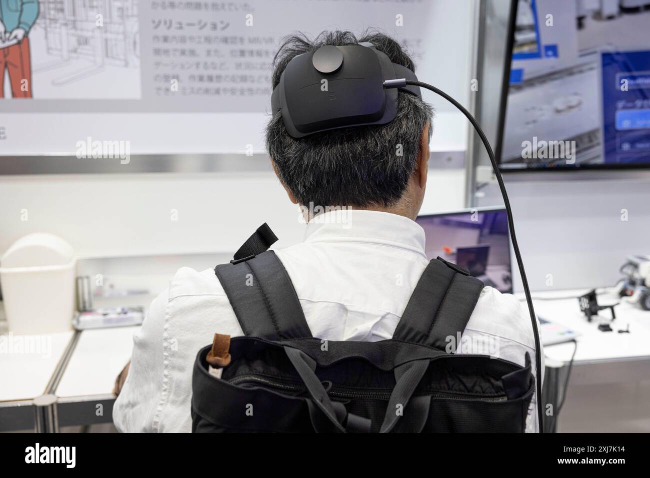 Tokyo, Japon. 04 juillet 2024. Le visiteur de XR Fair Tokyo VR/AR/MR utilise un casque IRM. Tokyo, 4 juillet 2024. - 20240704_PD18115 crédit : APA-PictureDesk/Alamy Live News Banque D'Images