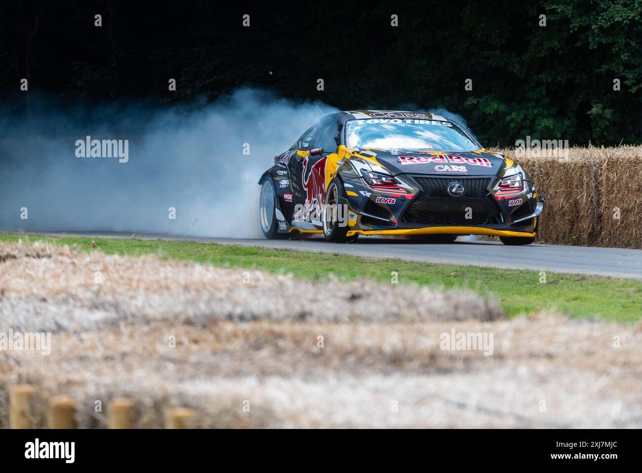 Voiture à la dérive Lexus RC-F 2015 gravissant la piste de montée de colline au Goodwood Festival of Speed 2024 Motorsport Event, West Sussex, Royaume-Uni Banque D'Images