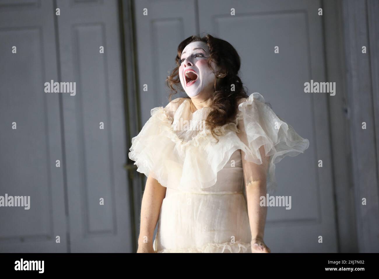 Sydney, Australie. 17 juillet 2024. La dernière répétition générale de Hamlet du compositeur australien Brett Dean, avant sa première à Sydney à l’Opéra le 20 juillet. Une belle mise en scène aristocratique du XVIIIe siècle, semblable à une salle de bal, évolue pour mettre en valeur les machinations théâtrales de la pièce dans la pièce, tandis que la tenue décontractée de Hamlet le distingue des costumes glamour inspirés par les silhouettes intemporelles de la mode couture des années 1950. Crédit : Richard Milnes/Alamy Live News Banque D'Images