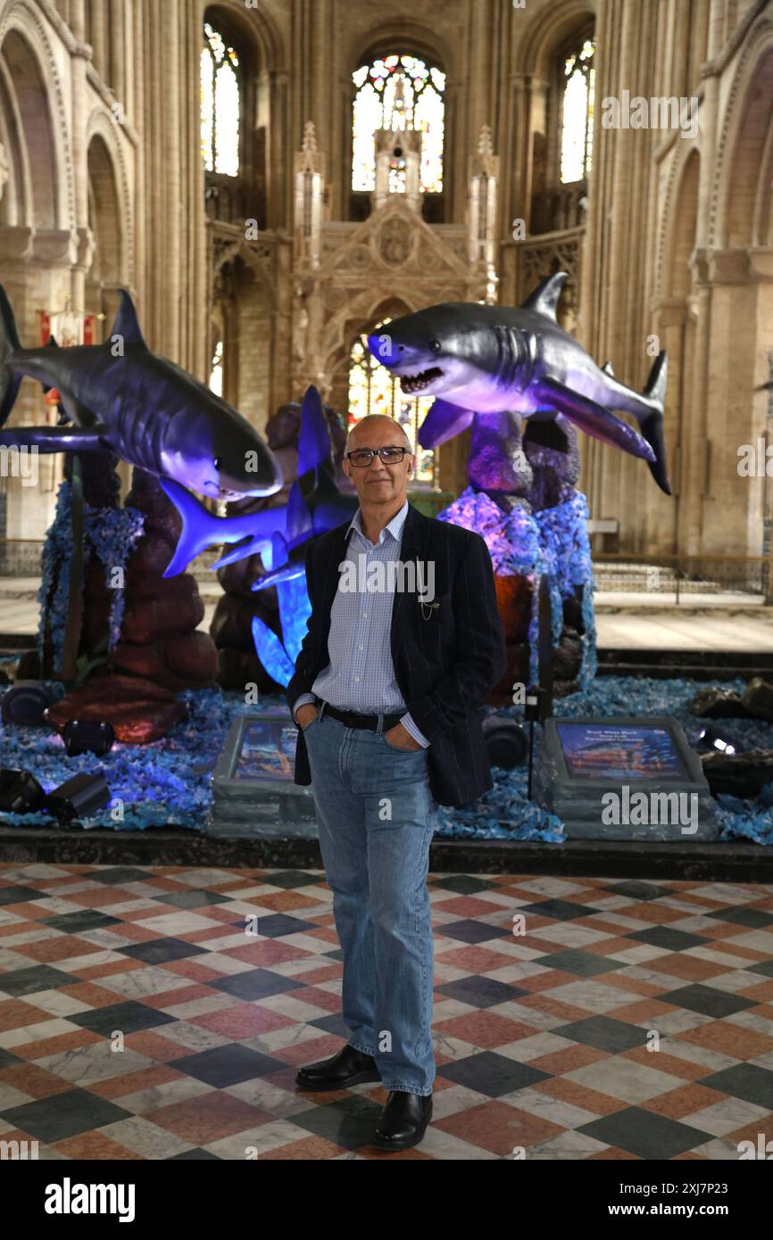 Peterborough, Royaume-Uni. 15 juillet 2024. L'artiste Corrado Canonici avec son exposition « les monstres de la mer », qui s'ouvre aujourd'hui à la cathédrale de Peterborough, présentant une variété de créatures de l'océan. Ceux-ci vont des Ammonites aux géants des profondeurs, du passé et du présent. 'Monstres de la mer', Cathédrale de Peterborough, Peterborough, Cambridgeshire, le 15 juillet, 2024. crédit : Paul Marriott/Alamy Live News Banque D'Images