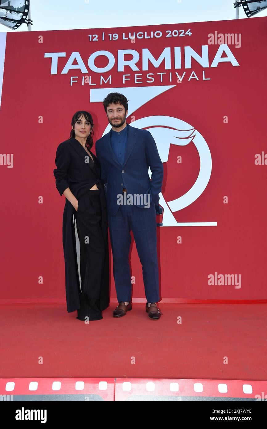 Taormina : Taormina : 70e Festival du film de Taormina. Soirée du 16 juillet. Sur la photo : Lino Guanciale et Silvia D'Amico (crédit image : © Maurizio D'Avanzo/IPA via crédit : Zuma Press/Alamy Live News Banque D'Images