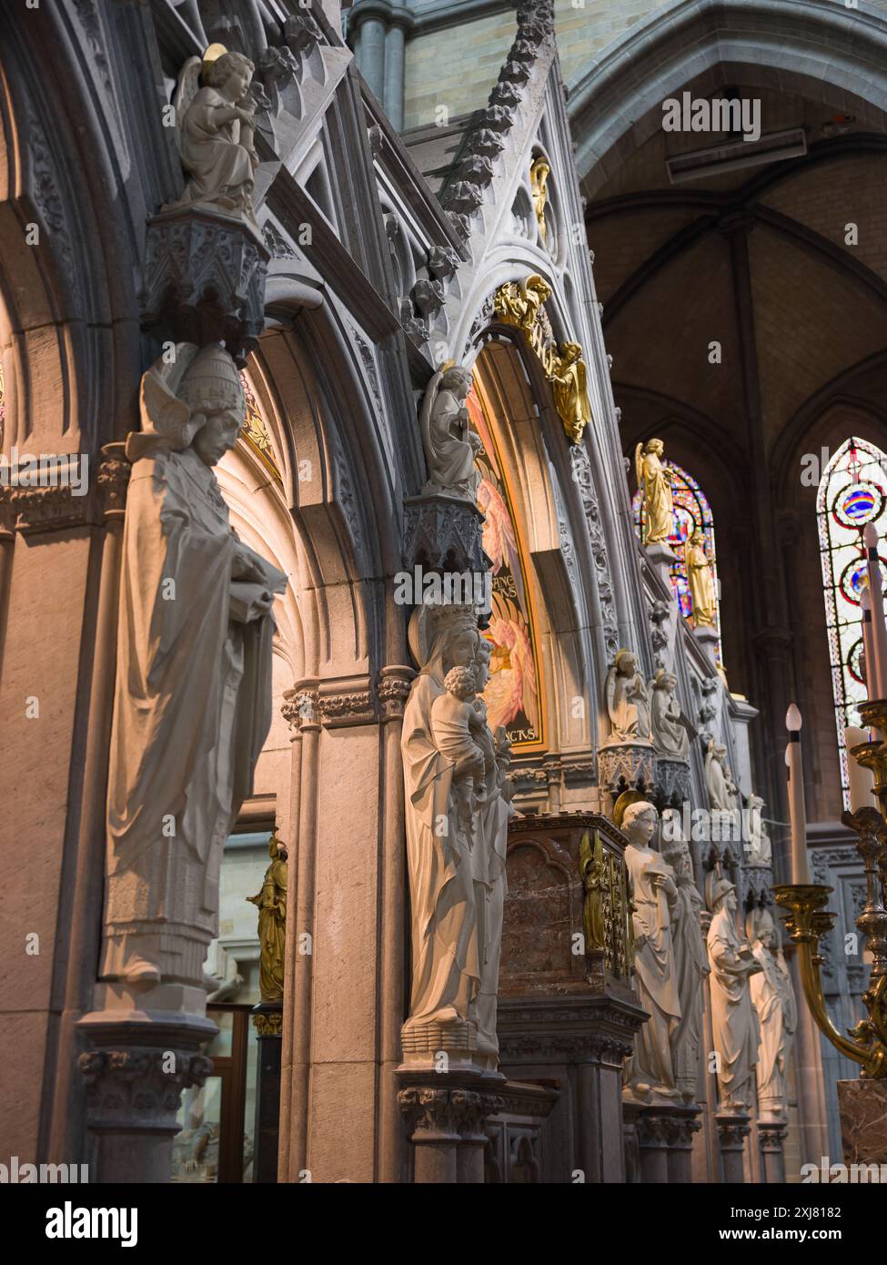 La cathédrale Saint-Martin d'Ypres a été détruite pendant la première Guerre mondiale et entièrement restaurée à sa splendeur médiévale du XVIe siècle après la guerre. Banque D'Images