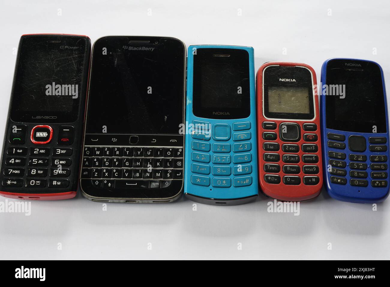 Terengganu, Malaisie - 1er août 2024 : divers téléphones à clavier comme leagoo c Power, blackberry classic et trois téléphones nokia sur fond isolé Banque D'Images