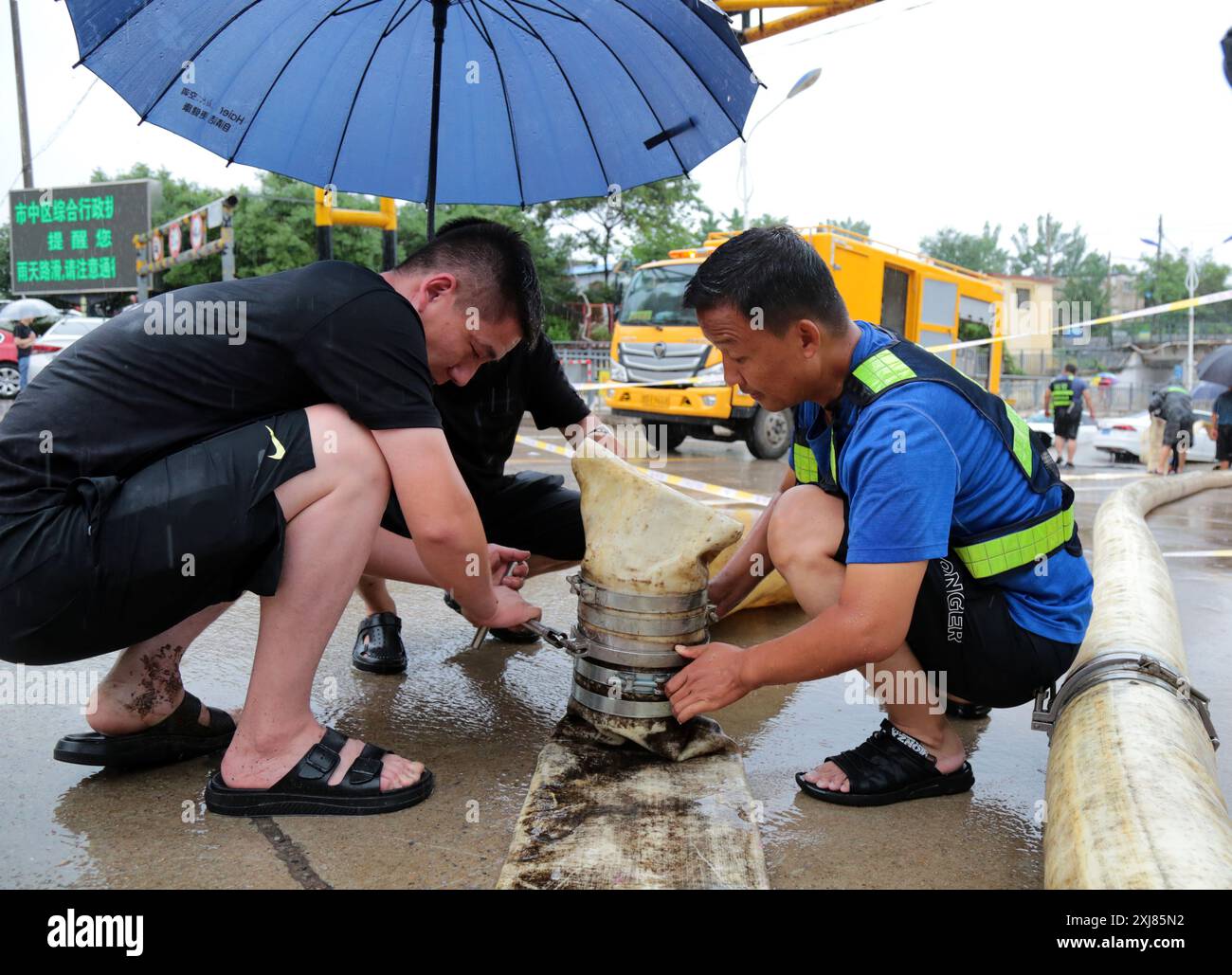 ZAOZHUANG, CHINE - 17 JUILLET 2024 - les agents de police du district de Shizhong Comprehong administrative Law Enforcement Bureau utilisent un EM de drainage Banque D'Images