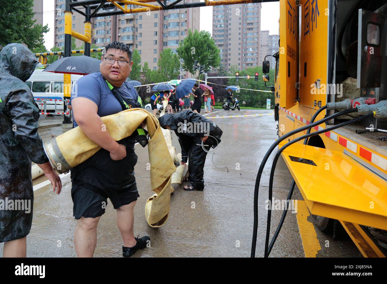 ZAOZHUANG, CHINE - 17 JUILLET 2024 - les agents de police du district de Shizhong Comprehong administrative Law Enforcement Bureau utilisent un EM de drainage Banque D'Images