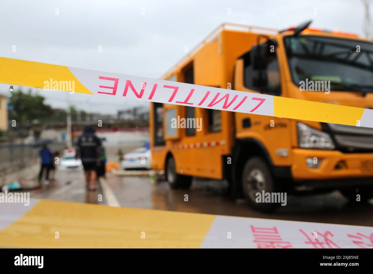 ZAOZHUANG, CHINE - 17 JUILLET 2024 - les agents de police du district de Shizhong Comprehong administrative Law Enforcement Bureau utilisent un EM de drainage Banque D'Images