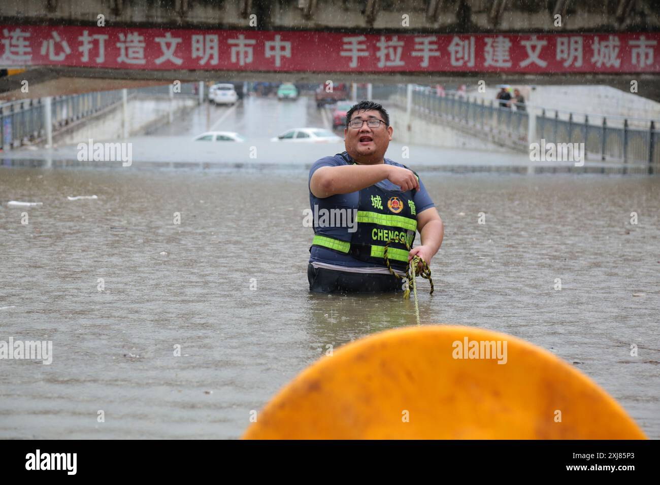 ZAOZHUANG, CHINE - 17 JUILLET 2024 - les agents de police du district de Shizhong Comprehong administrative Law Enforcement Bureau utilisent un EM de drainage Banque D'Images