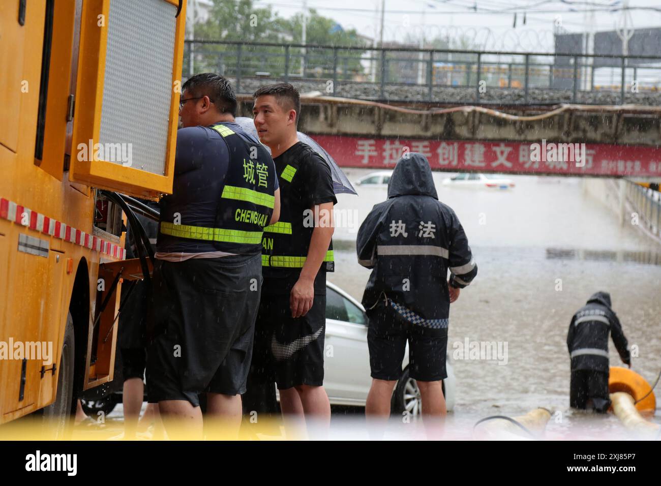 ZAOZHUANG, CHINE - 17 JUILLET 2024 - les agents de police du district de Shizhong Comprehong administrative Law Enforcement Bureau utilisent un EM de drainage Banque D'Images