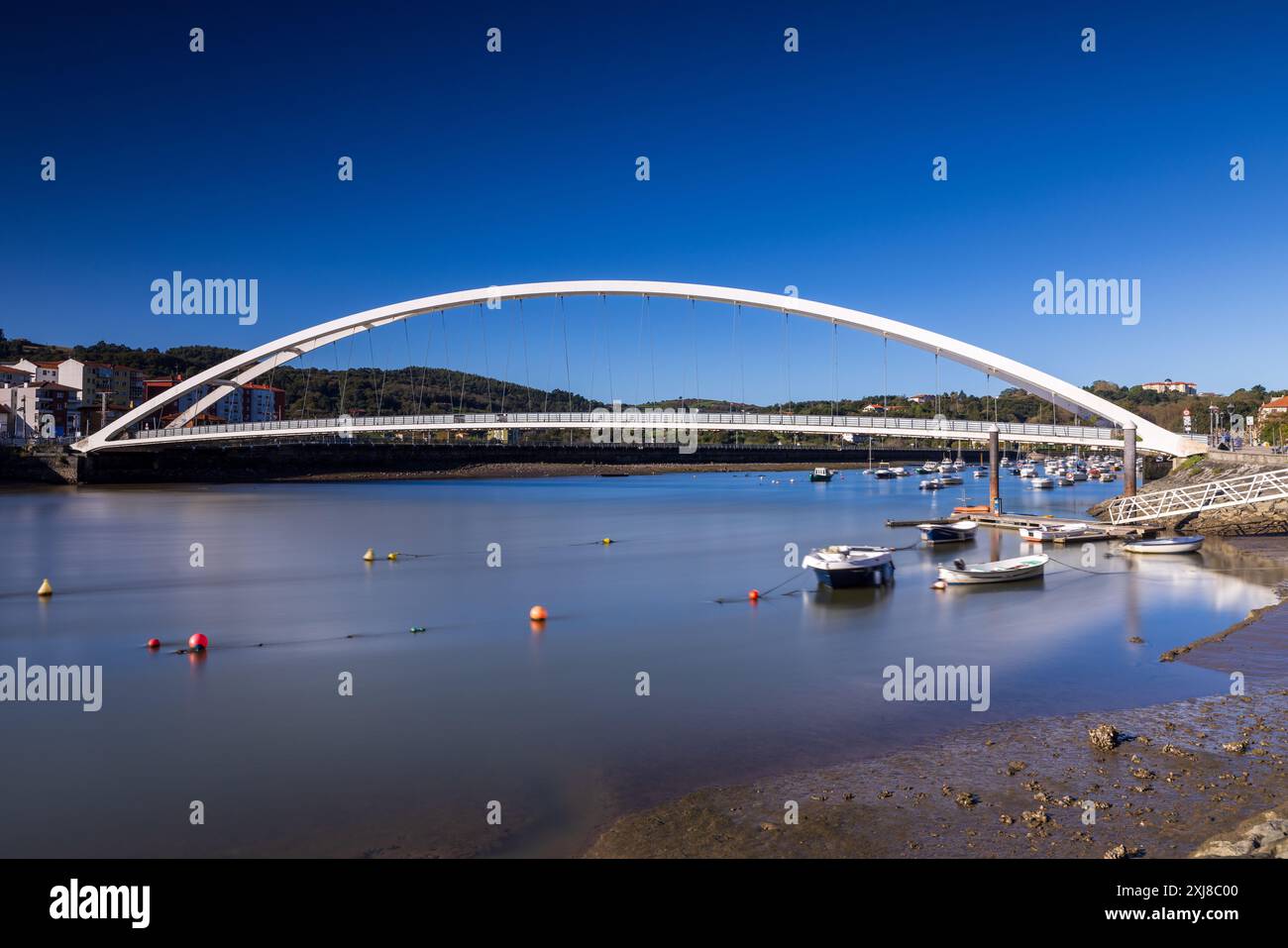 Plentzia - Bizkaia, Espagne, 30 octobre 2023 - une vue enchanteresse sur le pont de Plentzia au lever du soleil, projetant des teintes dorées sur les eaux tranquilles Banque D'Images