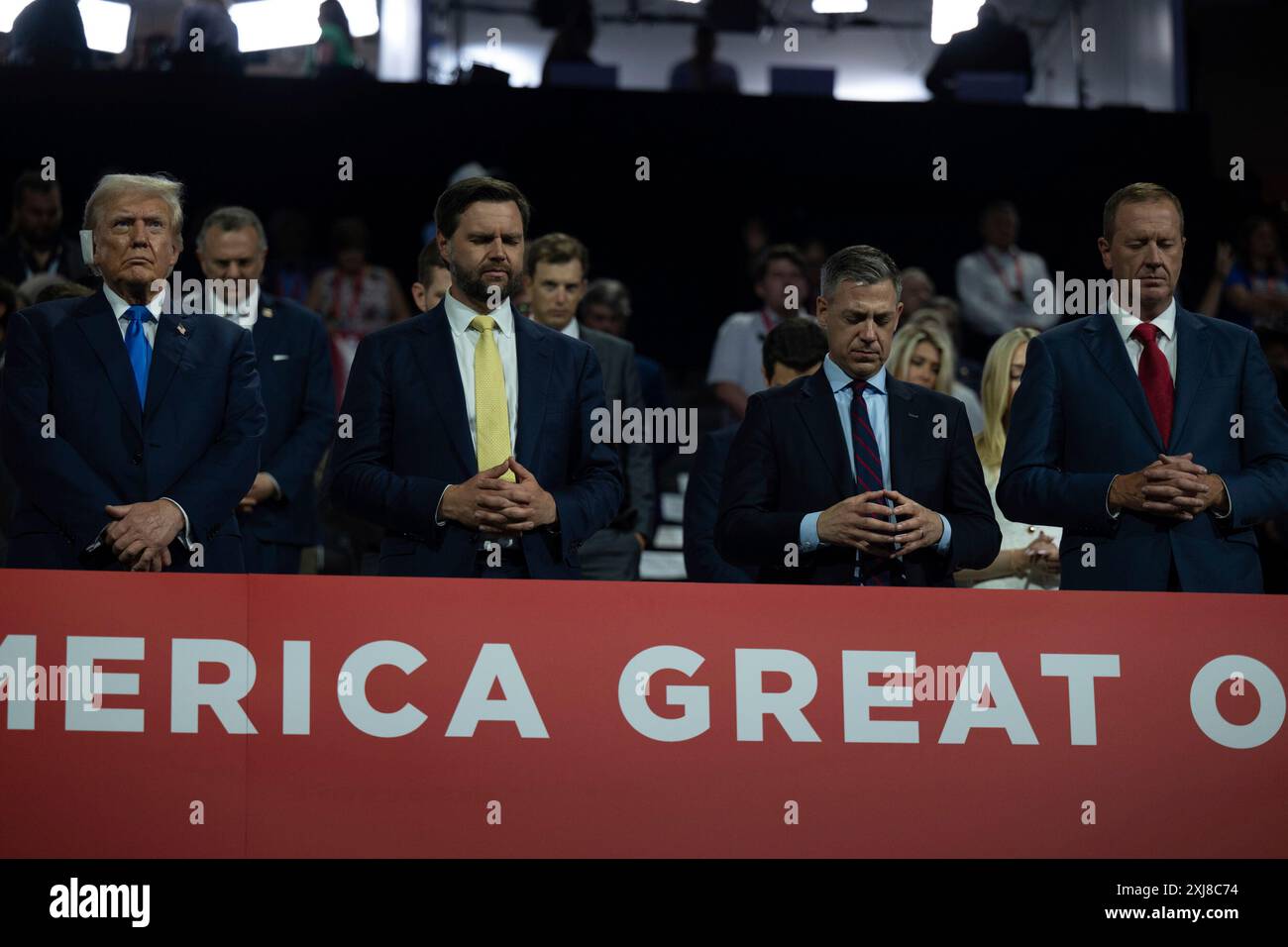 Milwaukee, Vereinigte Staaten. 16 juillet 2024. L’ancien président américain Donald J Trump regarde vers l’avenir tandis que le sénateur américain JD Vance (républicain de l’Ohio), le représentant des États-Unis Jim Banks (républicain de l’Indiana) et le sénateur américain Eric Schmitt (républicain du Missouri) prient à la Convention nationale républicaine à Milwaukee, Wisconsin lors du Forum Fiserv mardi, 16 juillet 2024. Crédit : Annabelle Gordon/CNP/dpa/Alamy Live News Banque D'Images