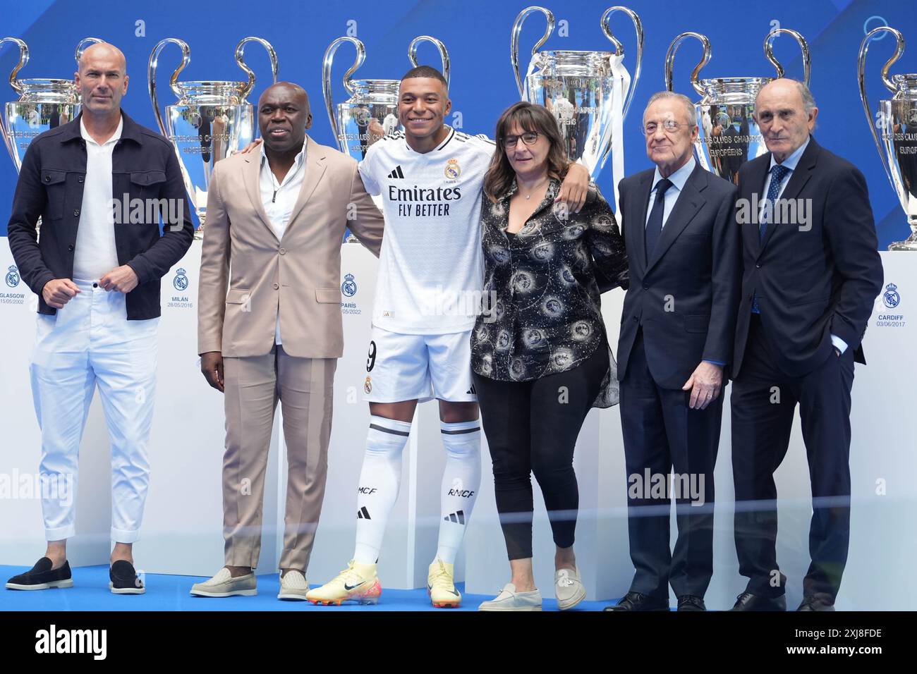 Kylian Mbappe lors de sa présentation en tant que nouveau joueur du Real Madrid CF avec Zinedine Zidane, Wilfrid (Wilfried) MBAPPE père, Fayza Lamari mère, Président du Real Madrid Florentino PEREZ, Président d'honneur du Real Madrid Jose MARTINEZ PIRRI, le 16 juillet 2024 au stade Santiago Bernabeu de Madrid, Espagne Banque D'Images