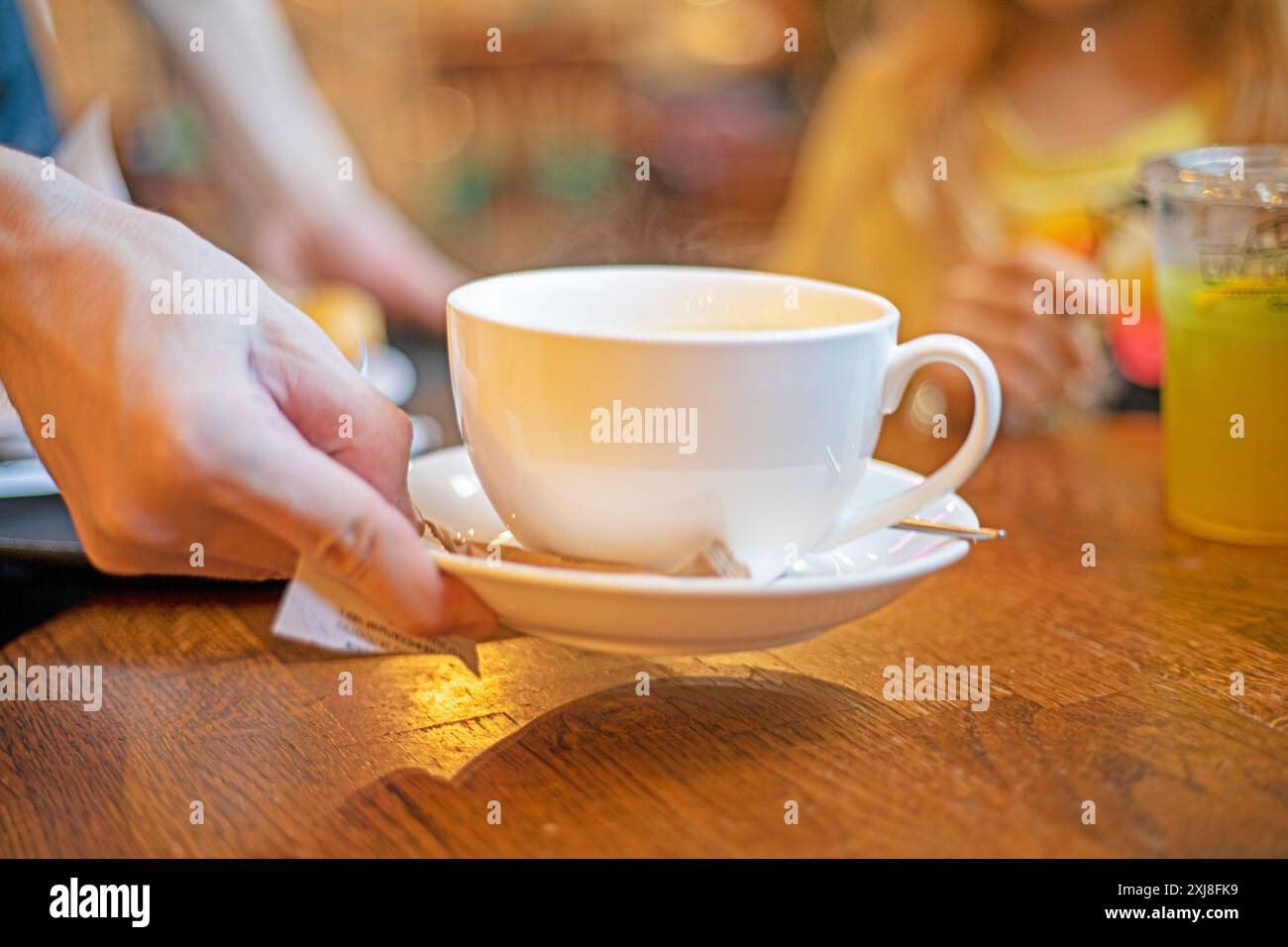 prendre du thé chaud dans une tasse blanche à la cantine de l'école. collation. retour à l'école Banque D'Images