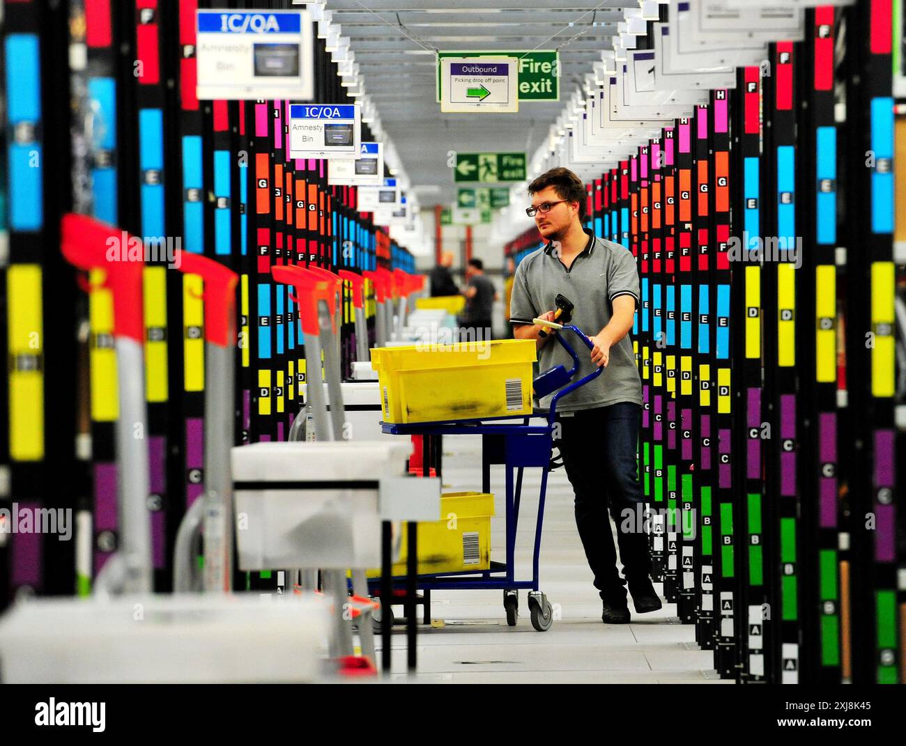 Photo du dossier datée du 25/11/15 d'un collaborateur Amazon préparant des commandes de clients au centre de distribution Amazon de Hemel Hempstead, Hertfordshire. Un vote des travailleurs d’Amazon pour la reconnaissance syndicale n’a pas réussi à atteindre une majorité, a annoncé le GMB. Date d'émission : mercredi 17 juillet 2024. Banque D'Images