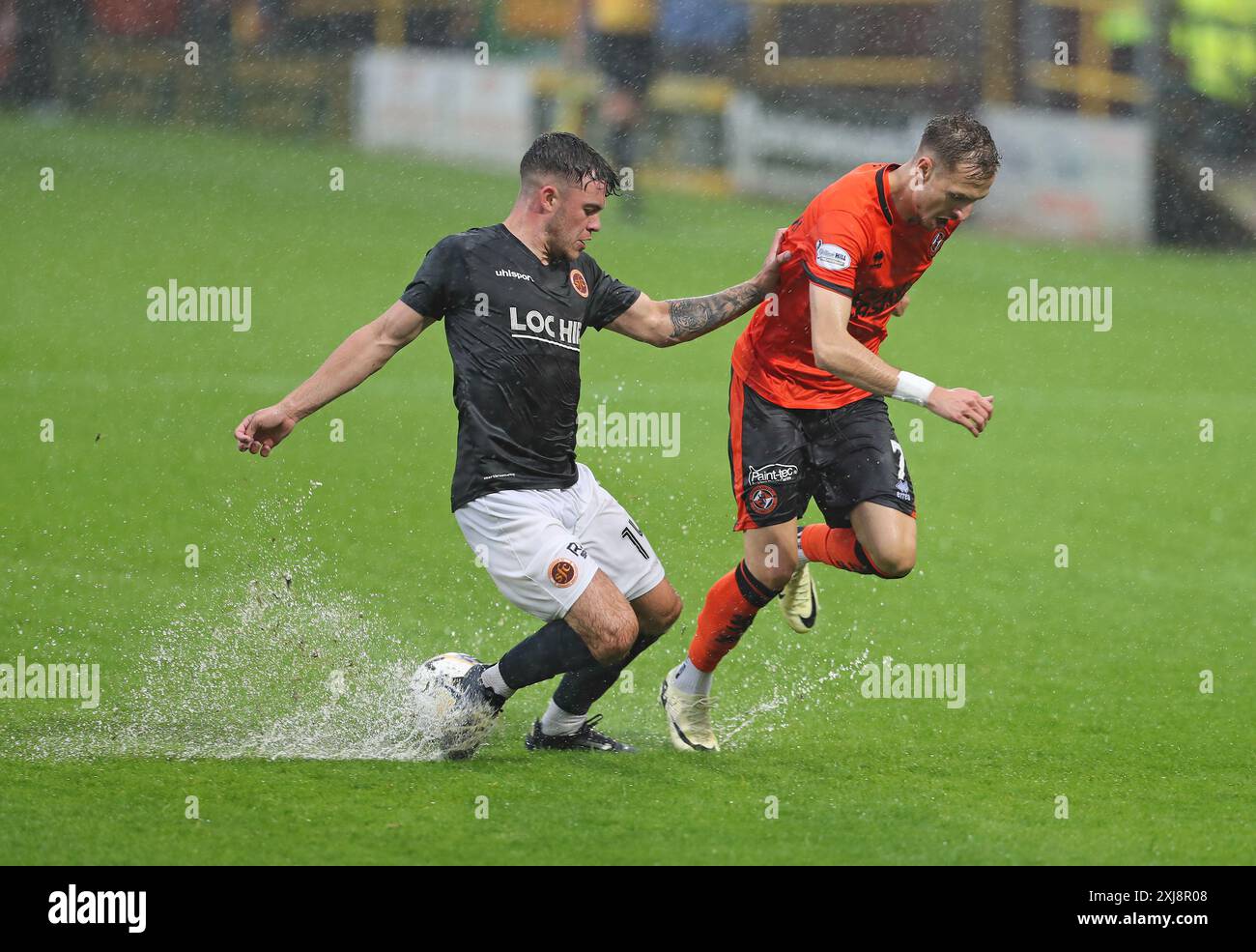 Dundee, Ecosse, Royaume-Uni, 16 juillet 2024 - Kinlay Balham affronte Kristijan Trapanovski lors d'un match de coupe humide au parc Tannadice qui a vu le côté domicile, Dundee United, gagner 3-0 - crédit : Thomas Gorman/Alamy News Live Banque D'Images