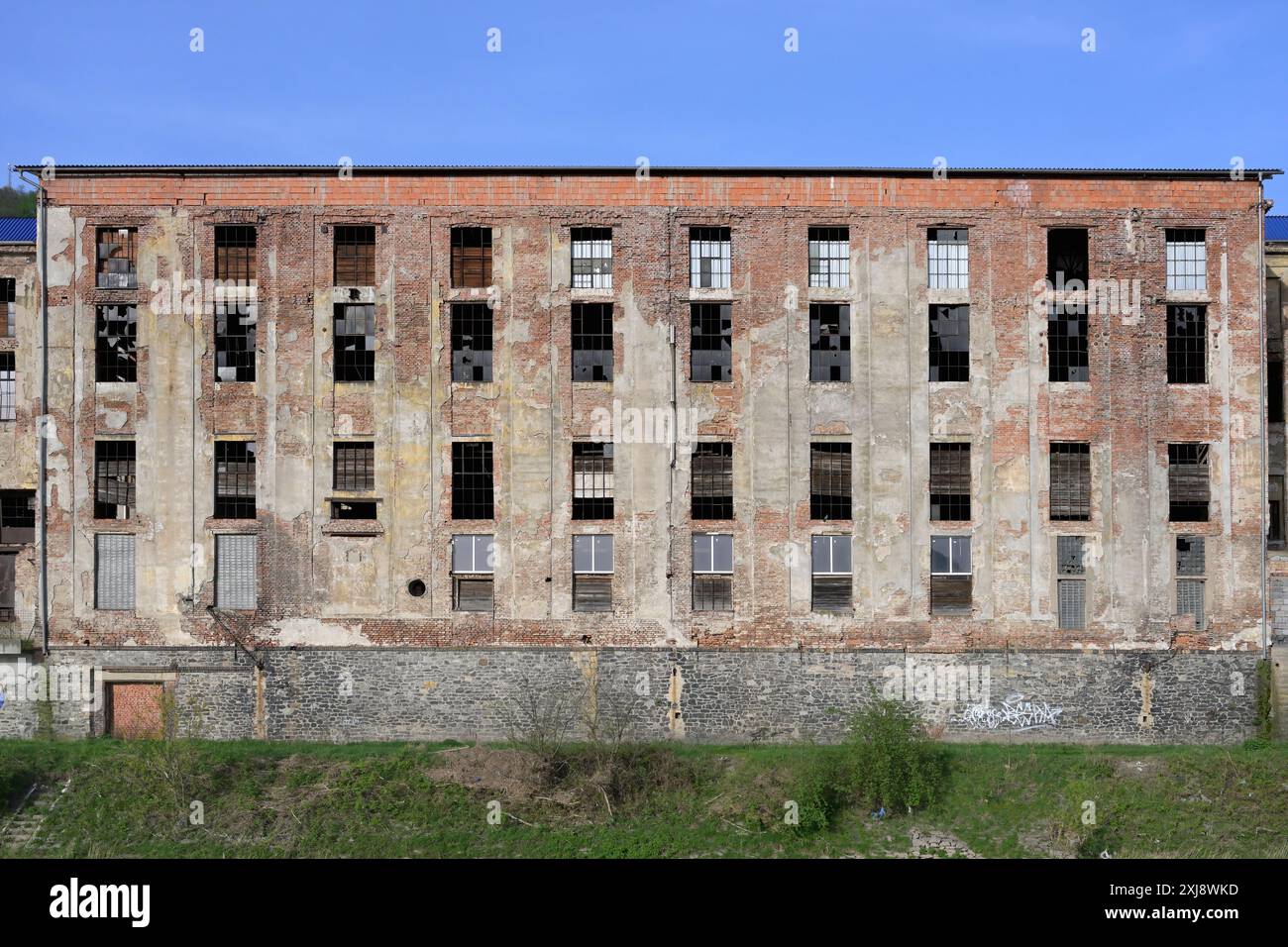 Usine abandonnée le long de l'Elbe, République tchèque Banque D'Images