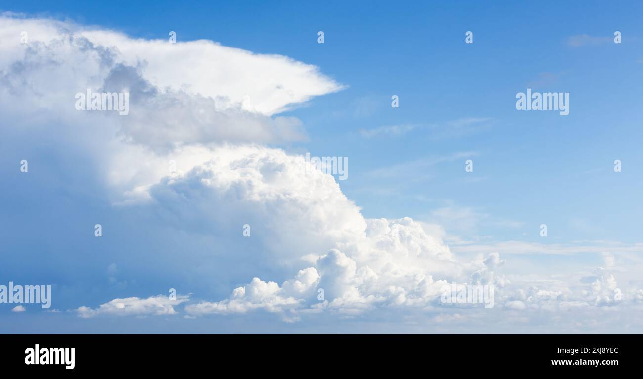 Ciel nuageux par une journée ensoleillée. Fond panoramique naturel. Les nuages de cumulus blancs sont dans le ciel bleu Banque D'Images