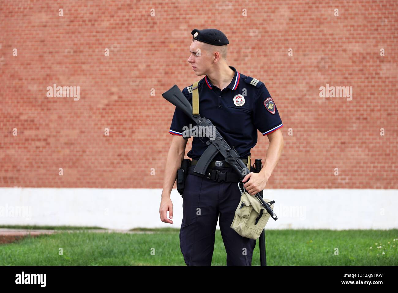 Officier de police russe des forces spéciales debout avec une mitrailleuse dans le jardin Alexandre sur fond de mur du Kremlin à Moscou Banque D'Images