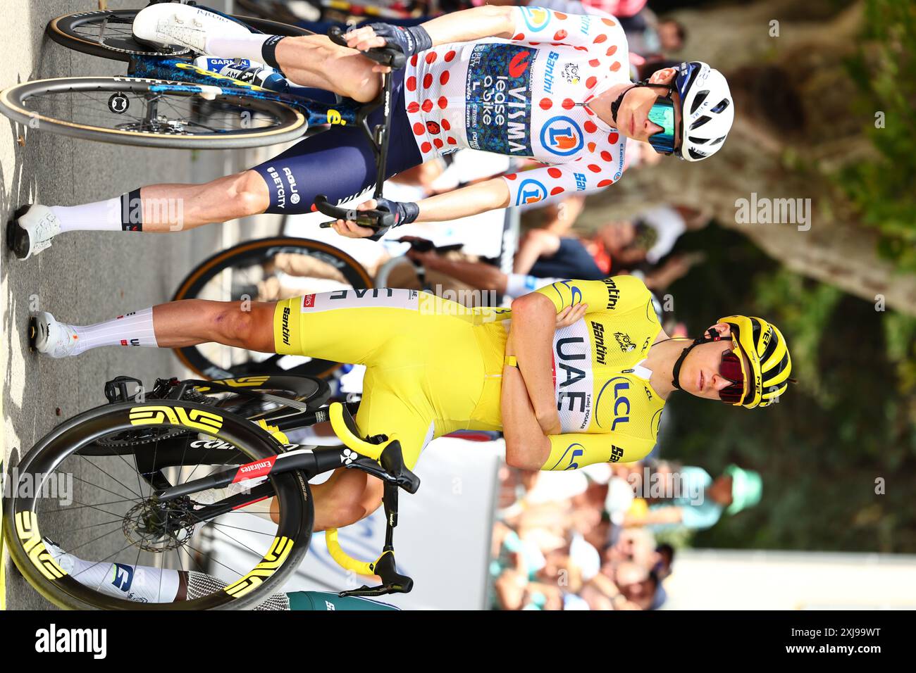 France, 07/07/2024, le danois Jonas Vingegaard de l'équipe Visma-Lease a Bike portant le maillot rouge à pois du meilleur grimpeur et le slovène Tadej Pogacar de l'équipe des Émirats arabes Unis portant le maillot jaune de leader du classement général photographié au début de l'étape 17 de la course cycliste du Tour de France 2024, de Saint-Paul-trois-Châteaux à Superdevoluy (177,8 km), en France, le mardi 16 juillet 2024. La 111ème édition du Tour de France débute le samedi 29 juin et se termine à Nice le 21 juillet. BELGA PHOTO DAVID PINTENS Banque D'Images