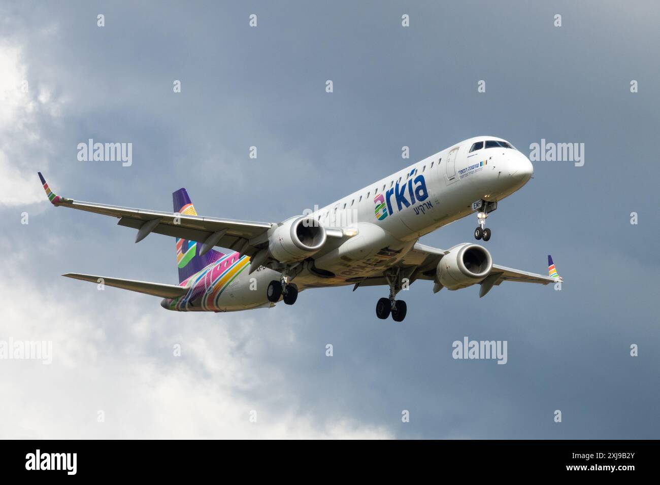 Embraer E195AR Arkia Airways vol d'avion approchant Prague Banque D'Images