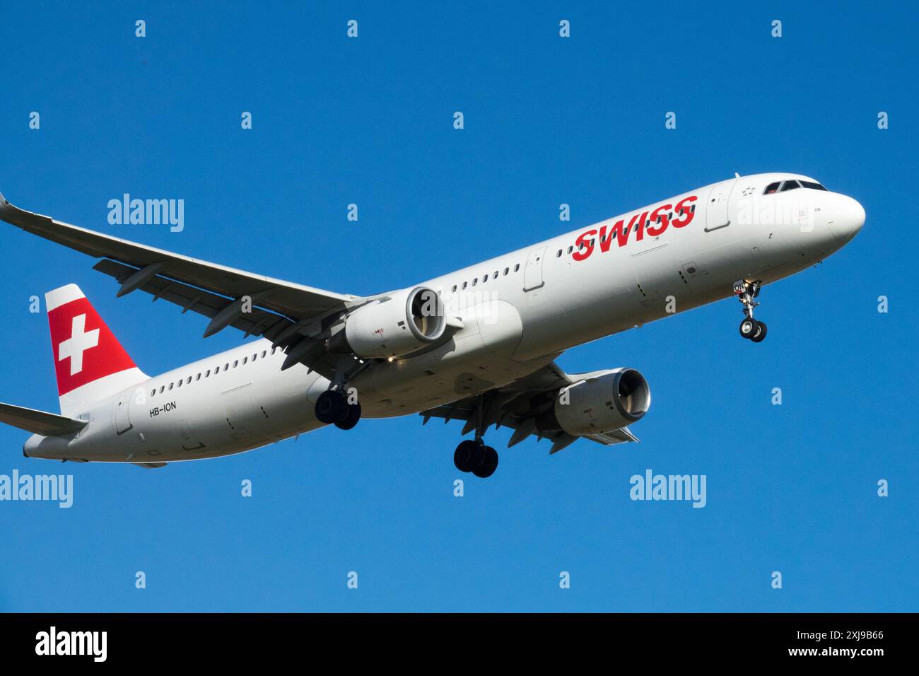 Airbus A321 Swiss Airways Airline Airline Aircraft volant dans Blue Sky Banque D'Images