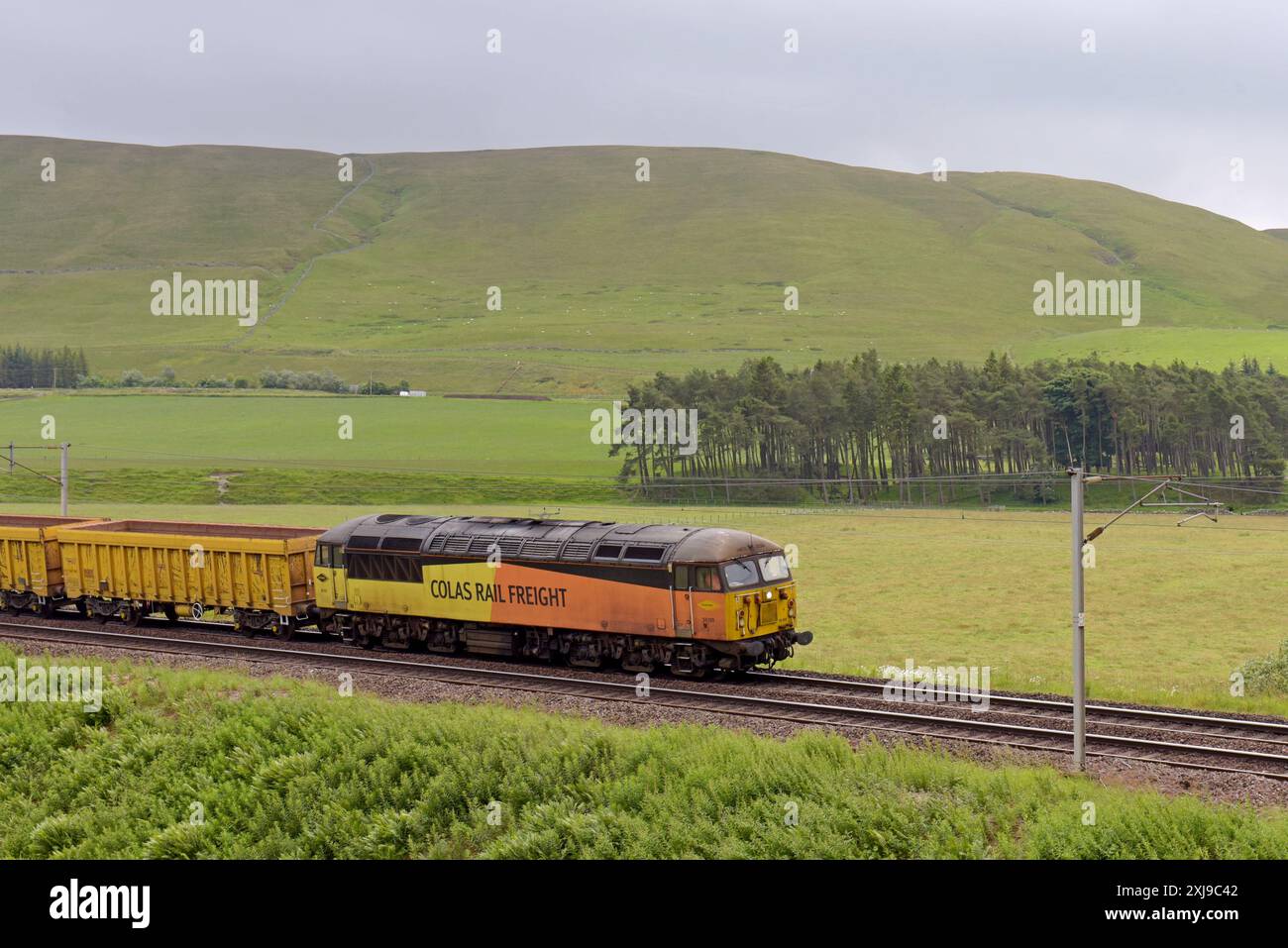 Colas Rail Freight 56105 avec des wagons de granulats vides se dirigeant vers le nord sur la West Coast main Line près de Beattock, Écosse, Royaume-Uni. 3 juillet 2024 Banque D'Images