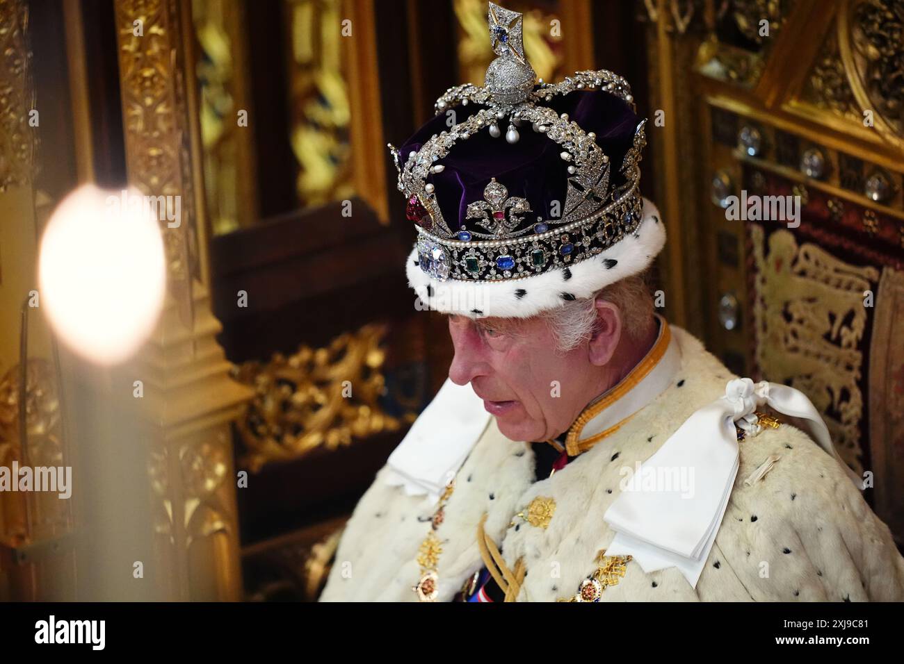 Le roi Charles III, portant la couronne impériale de l'État et la robe d'État, lit le discours du roi lors de l'ouverture du Parlement dans la chambre de la Chambre des lords au Palais de Westminster, à Londres. Date de la photo : mercredi 17 juillet 2024. Banque D'Images