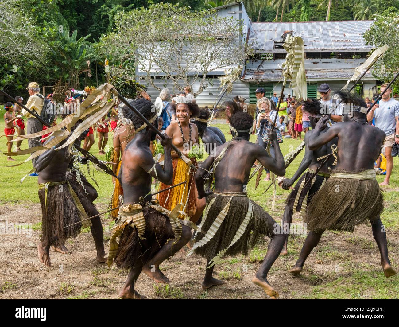 Six groupes différents de guerriers indigènes, batteurs et danseurs se produisent sur l'île de Kwato, Papouasie-Nouvelle-Guinée, Pacifique Copyright : MichaelxNolan 1112-9122 E Banque D'Images