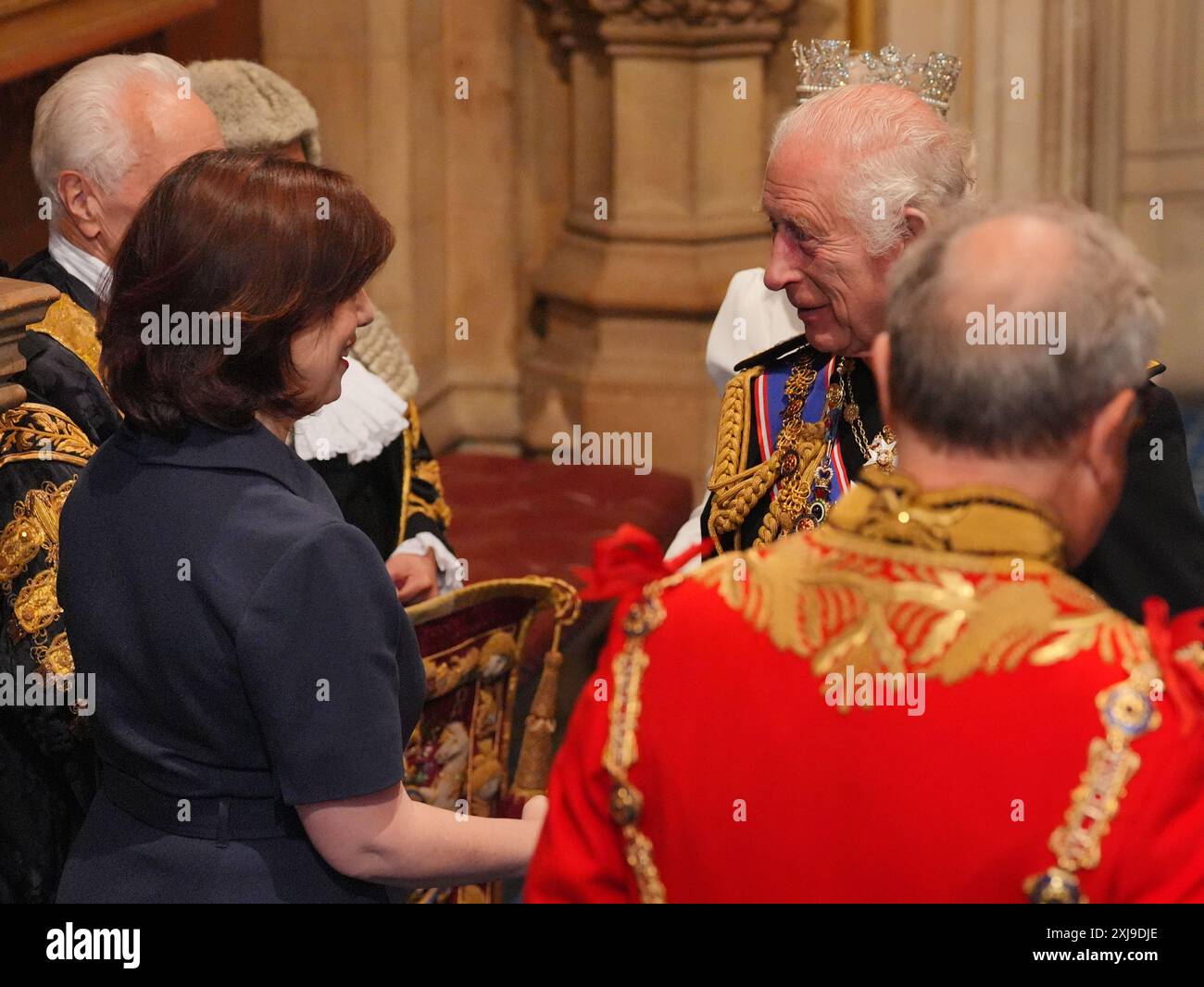 Le roi Charles III serre la main de la chef de la Chambre des communes Lucy Powell après avoir lu le discours du roi lors de l'ouverture du Parlement à la Chambre des lords, au Palais de Westminster à Londres. Date de la photo : mercredi 17 juillet 2024. Banque D'Images