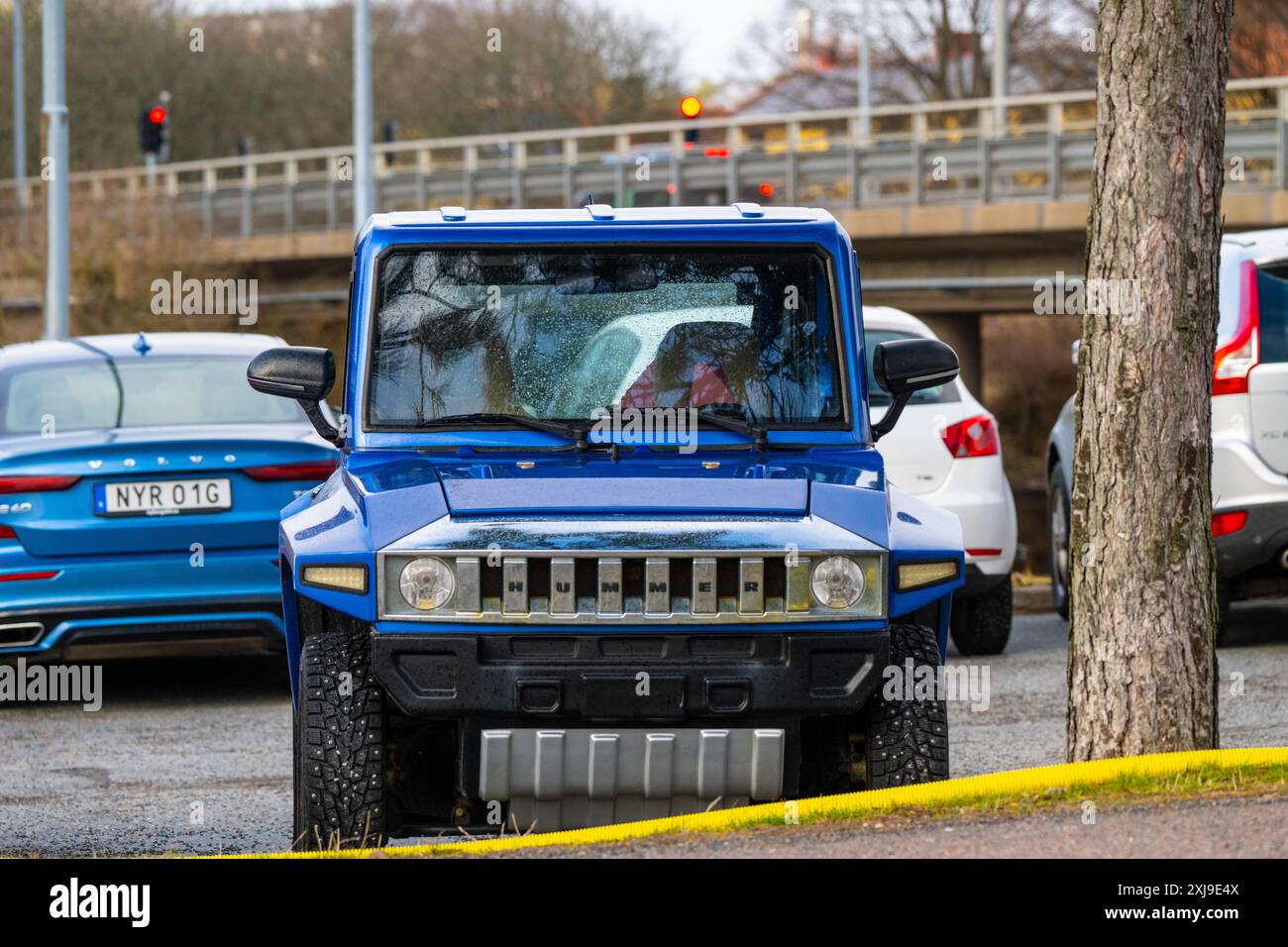 Gothenburg, Suède - 23 février 2024 : Blue MEV Mini Hummer HX voiture sur un parking Banque D'Images