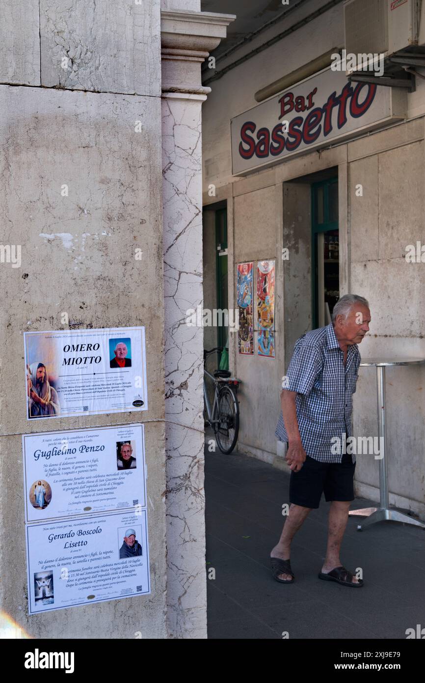 Des notices funéraires italiennes collées sur le mur d'un bâtiment, de sorte que les habitants peuvent facilement voir qui est mort au sein de leur communauté. Une petite photographie de la personne est incluse. L'avis informe la personne lue du moment et du lieu où aura lieu le service de l'église catholique romaine. Vieille ville de Chioggia, région de Vénétie en Italie, années 2024 2020 HOMER SYKES Banque D'Images