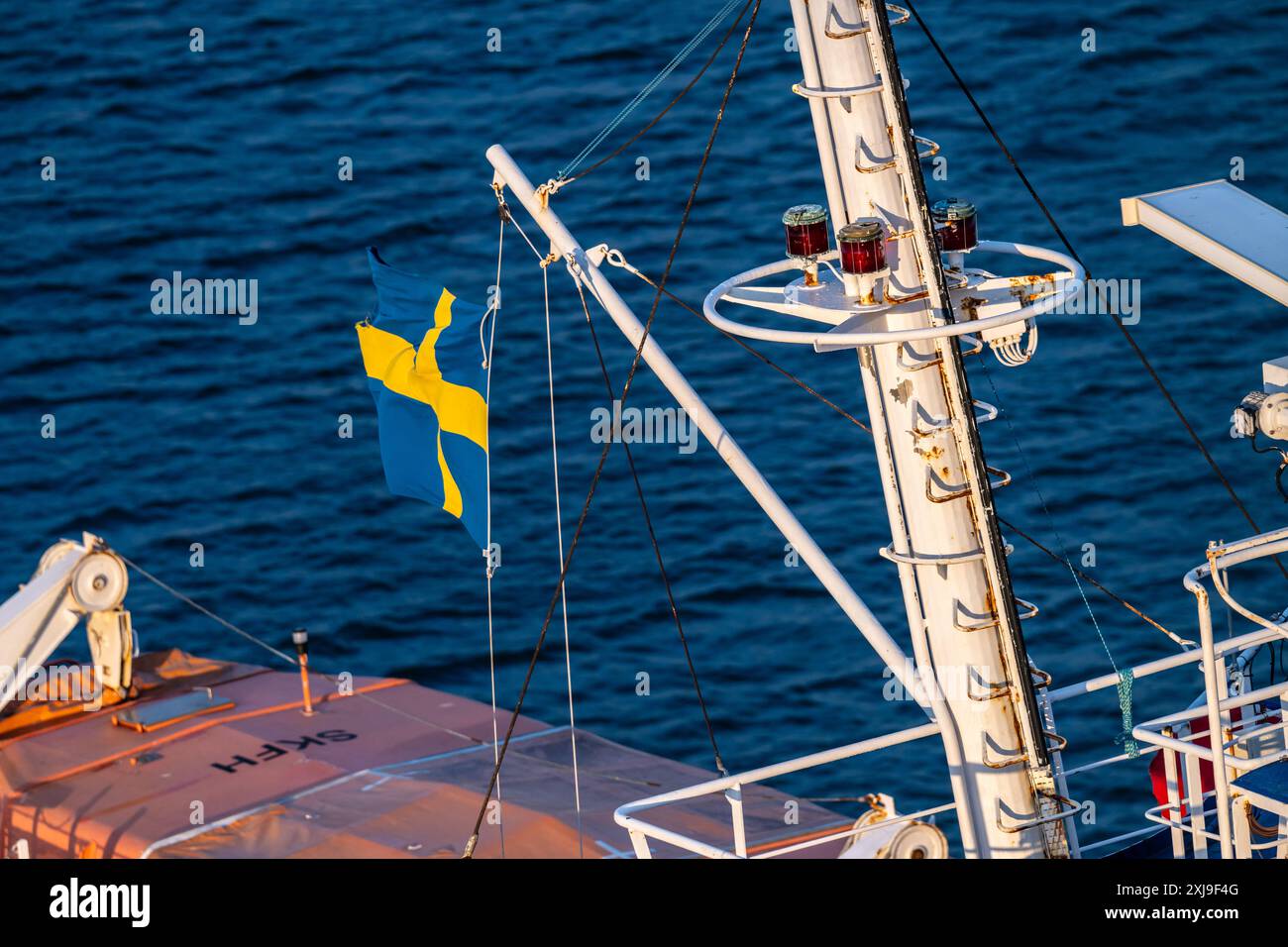 Gothenburg, Suède - 05 mars 2024 : lanternes et drapeau d'un grand ferry Banque D'Images