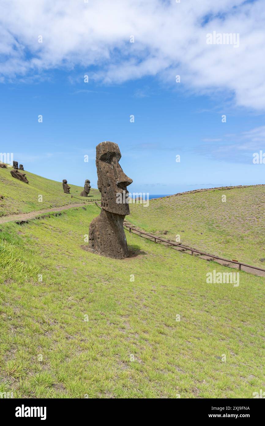 Moai se dirige sur la pente de Rano Raraku sur l'île de Pâques (Rapa Nui), Chili. Raraku est communément connu sous le nom de « Moai Factory ». Banque D'Images