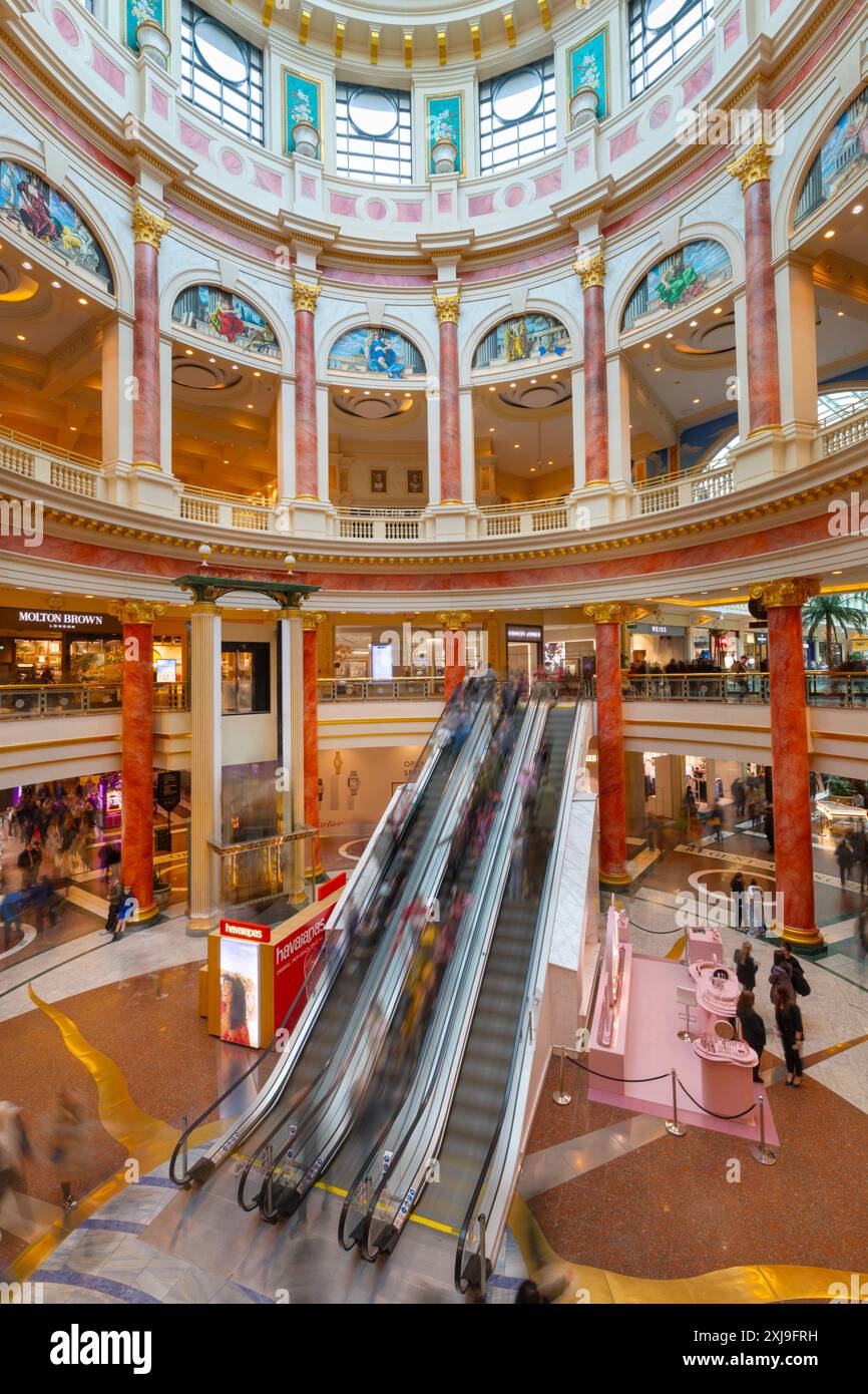 Trafford Centre, centre commercial intérieur, escaliers mécaniques, Greater Manchester, Angleterre, Royaume-Uni, Europe Copyright : JohnxGuidi 1237-705 utilisation éditoriale sur Banque D'Images