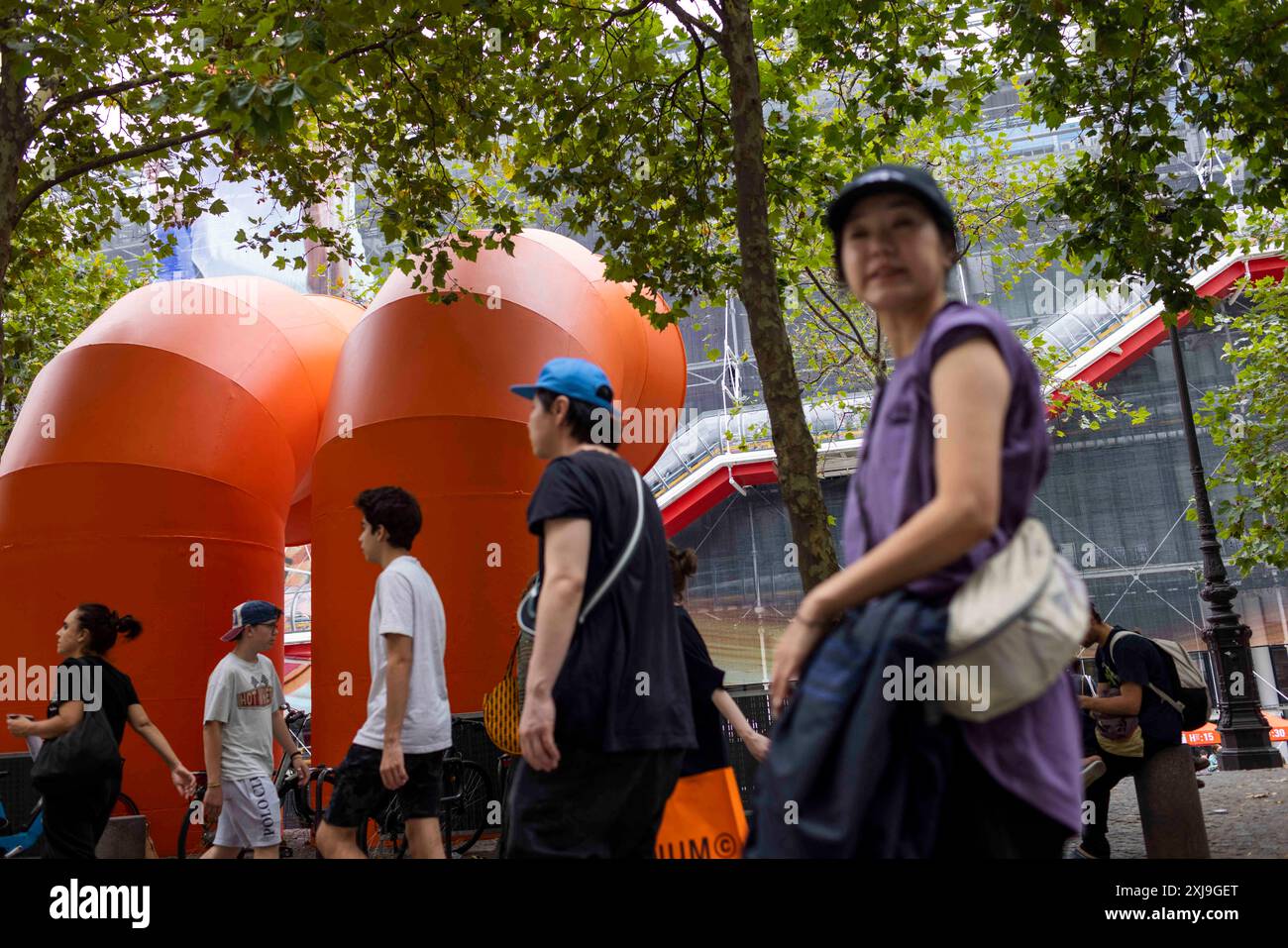 Les gens se promènent devant le Centre Pompidou avec un écran géant sur ...
