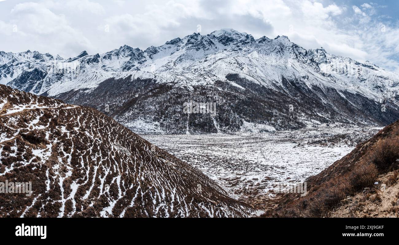 Panorama surplombant les vastes montagnes de haute altitude de Langtang Valley Trek avec des plaines enneigées près de Kyanjin Gompa, Himalaya du Népal, Asie Copyright: Banque D'Images