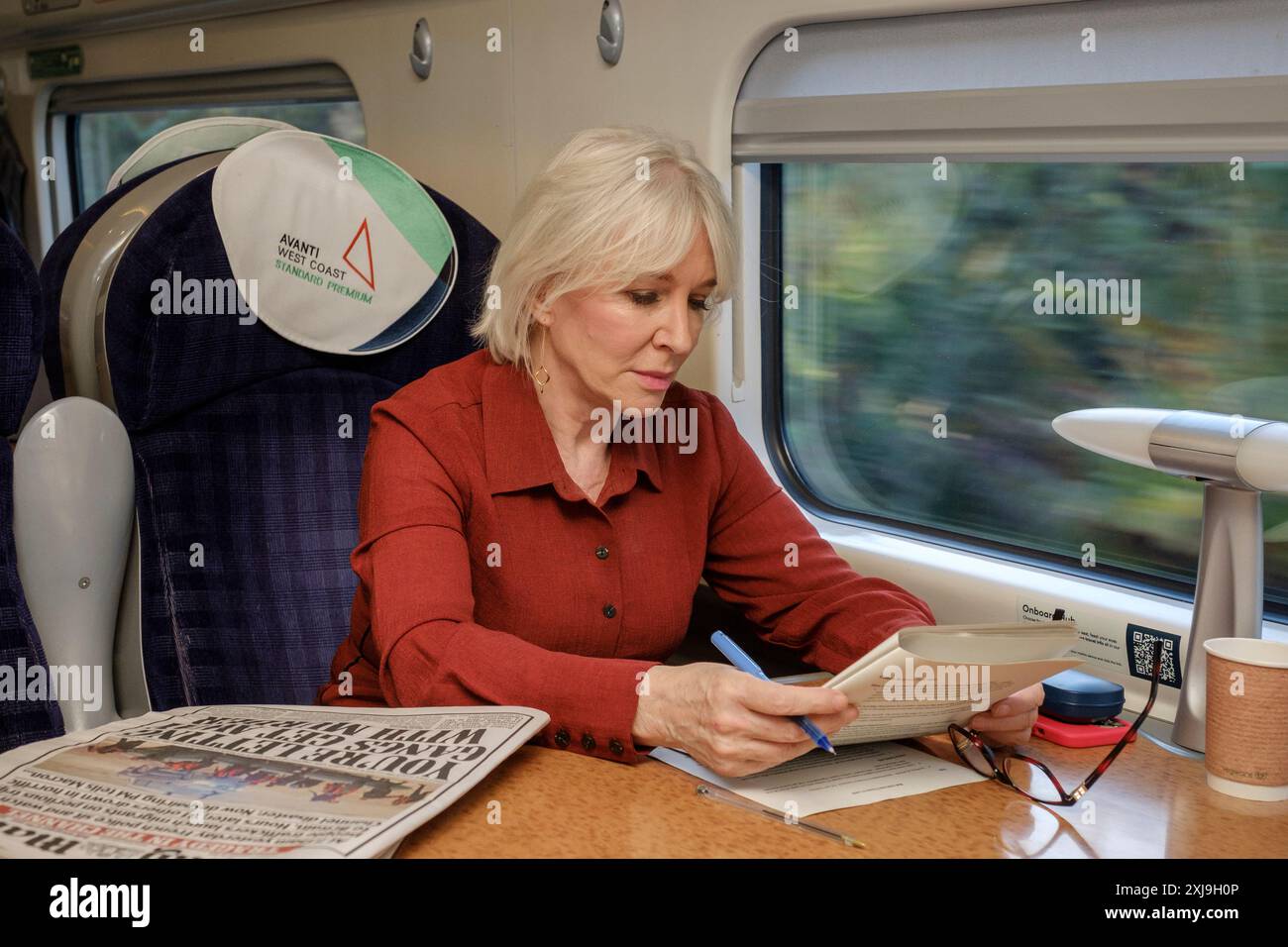 Nadine Dorries députée conservatrice jusqu'en 2023 photographiée dans un train pour sa ville natale de Liverpool. Banque D'Images