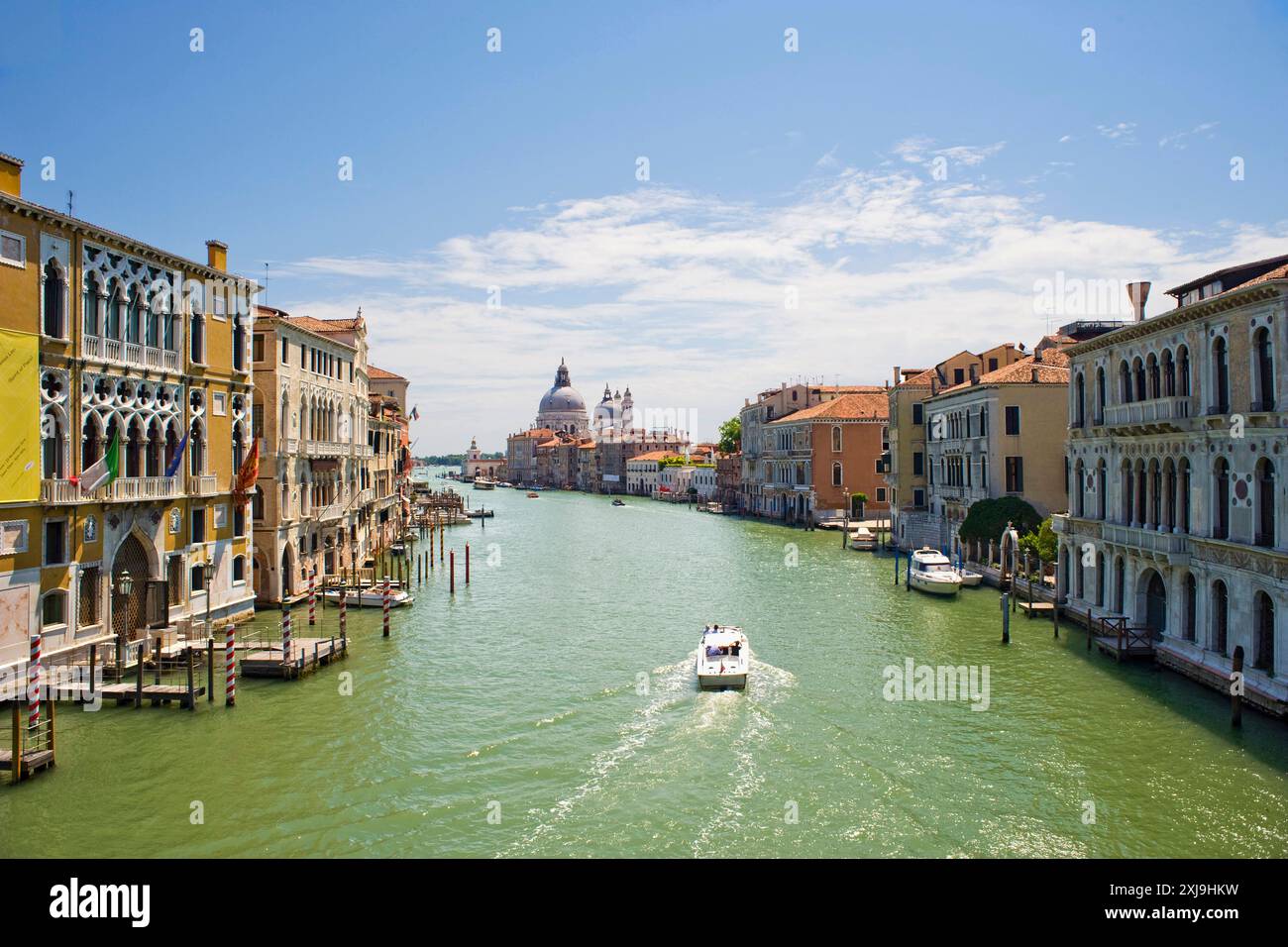 Vue sur le Grand canal depuis le Ponte de l Accademia regardant vers la Basilique de Santa Maria della Salute et la lagune, Venise, UNESCO World He Banque D'Images