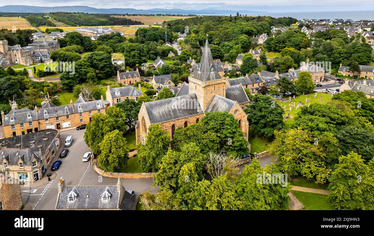 Dornoch Sutherland Écosse la cathédrale entourée d'arbres en été Banque D'Images