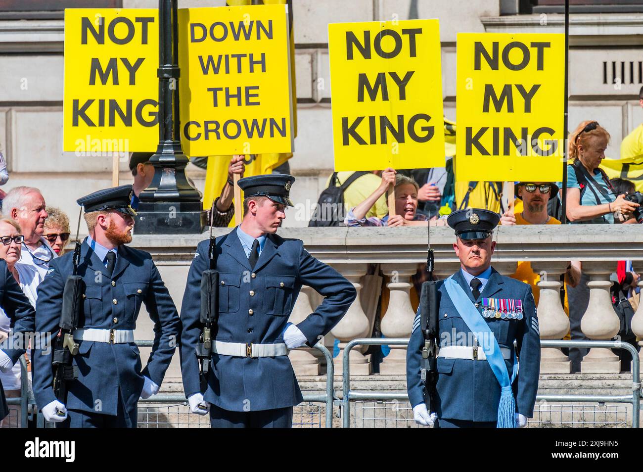 Londres, Royaume-Uni. 17 juillet 2024. Une manifestation pas mon roi organisée par la République à l'extrémité du parlement de Whitehall - ouverture du Parlement après la victoire des élections générales travaillistes. Crédit : Guy Bell/Alamy Live News Banque D'Images