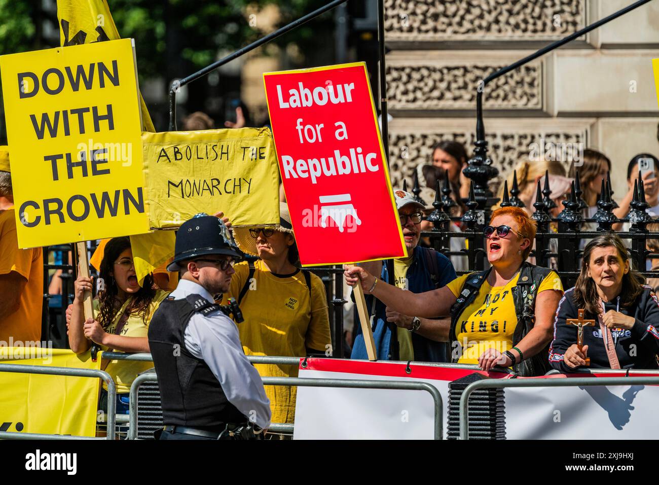 Londres, Royaume-Uni. 17 juillet 2024. Une manifestation pas mon roi organisée par la République à l'extrémité du parlement de Whitehall - ouverture du Parlement après la victoire des élections générales travaillistes. Crédit : Guy Bell/Alamy Live News Banque D'Images