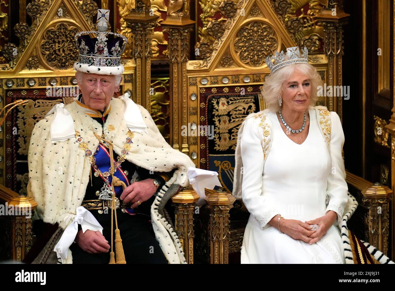 Le roi Charles III lève les yeux en attendant de lire le discours du roi, tandis que la reine Camilla est assise à ses côtés lors de l'ouverture du Parlement à la Chambre des lords de Londres. Date de la photo : mercredi 17 juillet 2024. Banque D'Images