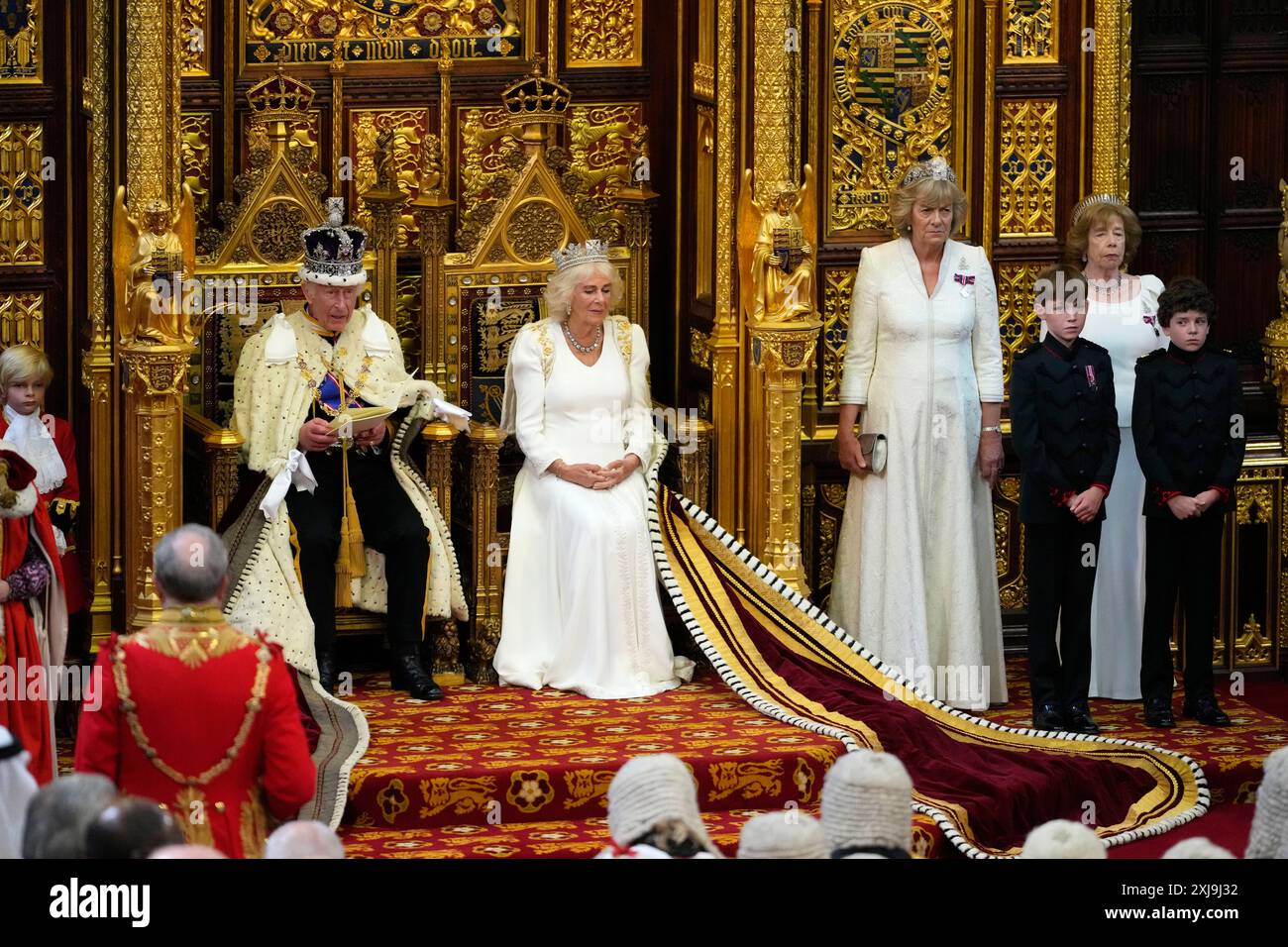 Le roi Charles III lève les yeux en lisant le discours du roi, avec la reine Camilla assise à ses côtés lors de l'ouverture du Parlement à la Chambre des lords de Londres. Date de la photo : mercredi 17 juillet 2024. Banque D'Images