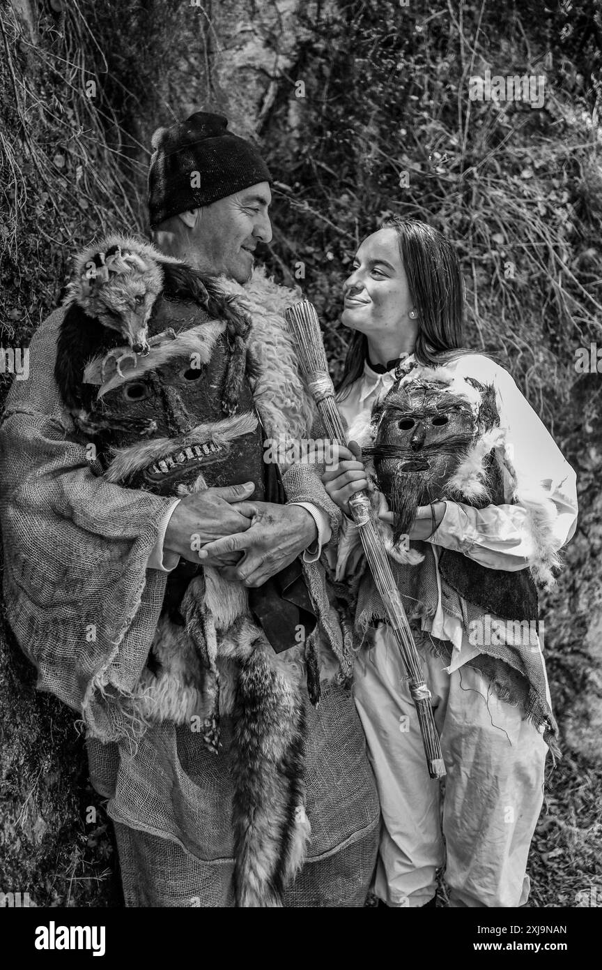 La tenue Zamarrón dans la célébration Toros y Guirrios de Velilla de la Reina, León, Espagne, présente des costumes saisissants avec des masques élaborés, des couleurs vives et des rubans fluides. Cette robe traditionnelle incarne l'esprit festif et le profond patrimoine culturel de la région, faisant de la célébration un spectacle captivant. Banque D'Images