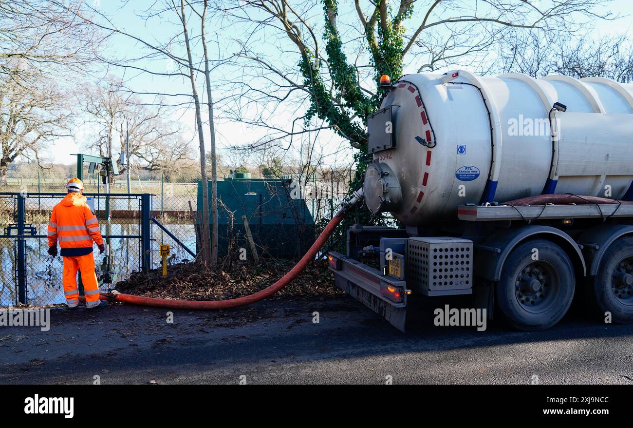 Photo du dossier datée du 10/01/24 d'un pétrolier pompant les eaux usées excédentaires de la station de pompage des eaux usées de Lightlands Lane à Cookham, Berskhire qui a inondé après de fortes pluies. Le Gouvernement prend des mesures pour renforcer la réglementation de l'industrie de l'eau alors qu'il tente de répondre à la colère de la population face à la pollution par les eaux usées des rivières, des lacs et des mers. Le projet de loi sur l'eau (mesures spéciales) annoncé dans le discours du roi comprend des règlements pour que les dirigeants des compagnies d'eau soient personnellement responsables pénalement pour avoir enfreint les lois sur la qualité de l'eau, et de nouveaux pouvoirs pour le régulateur OFWAT d'interdire le paiement de primes si l'environnement Banque D'Images