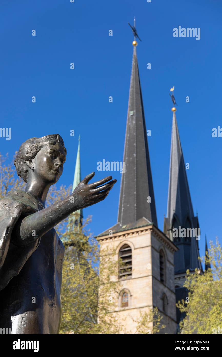 Europe, Luxembourg, Luxembourg ville, Monument à la Grande-Duchesse Charlotte avec la cathédrale notre-Dame au-delà Banque D'Images