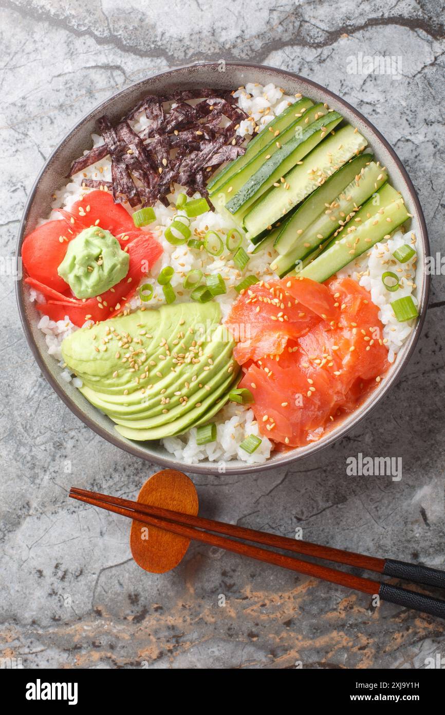 La recette du bol de riz à sushi se compose de fruits de mer de qualité sushi, les garnitures les plus fraîches et le riz à sushi moelleux pour garder les choses saines et satisfaisantes en gros plan Banque D'Images