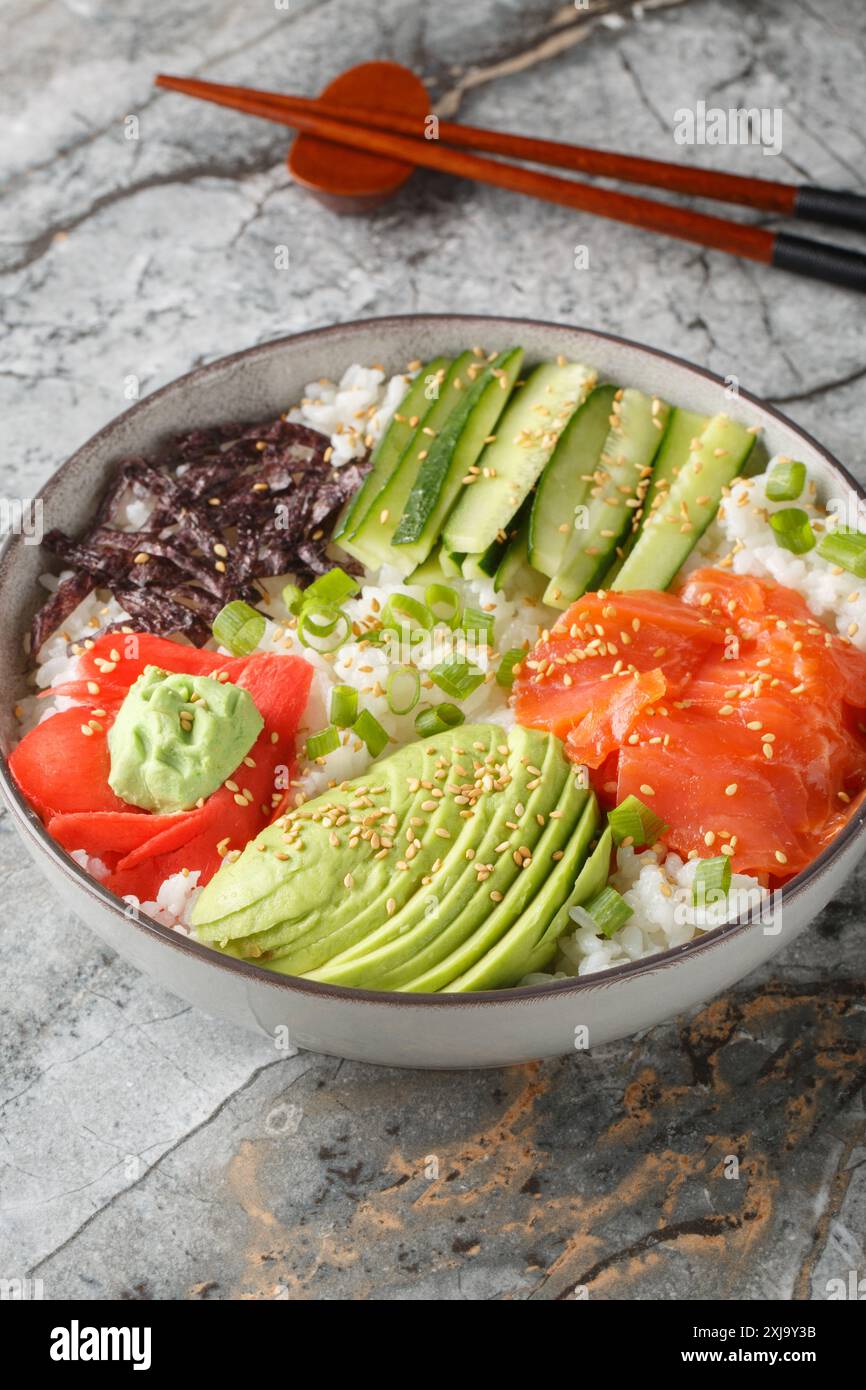 La recette du bol de riz à sushi se compose de fruits de mer de qualité sushi, les garnitures les plus fraîches et le riz à sushi moelleux pour garder les choses saines et satisfaisantes en gros plan Banque D'Images